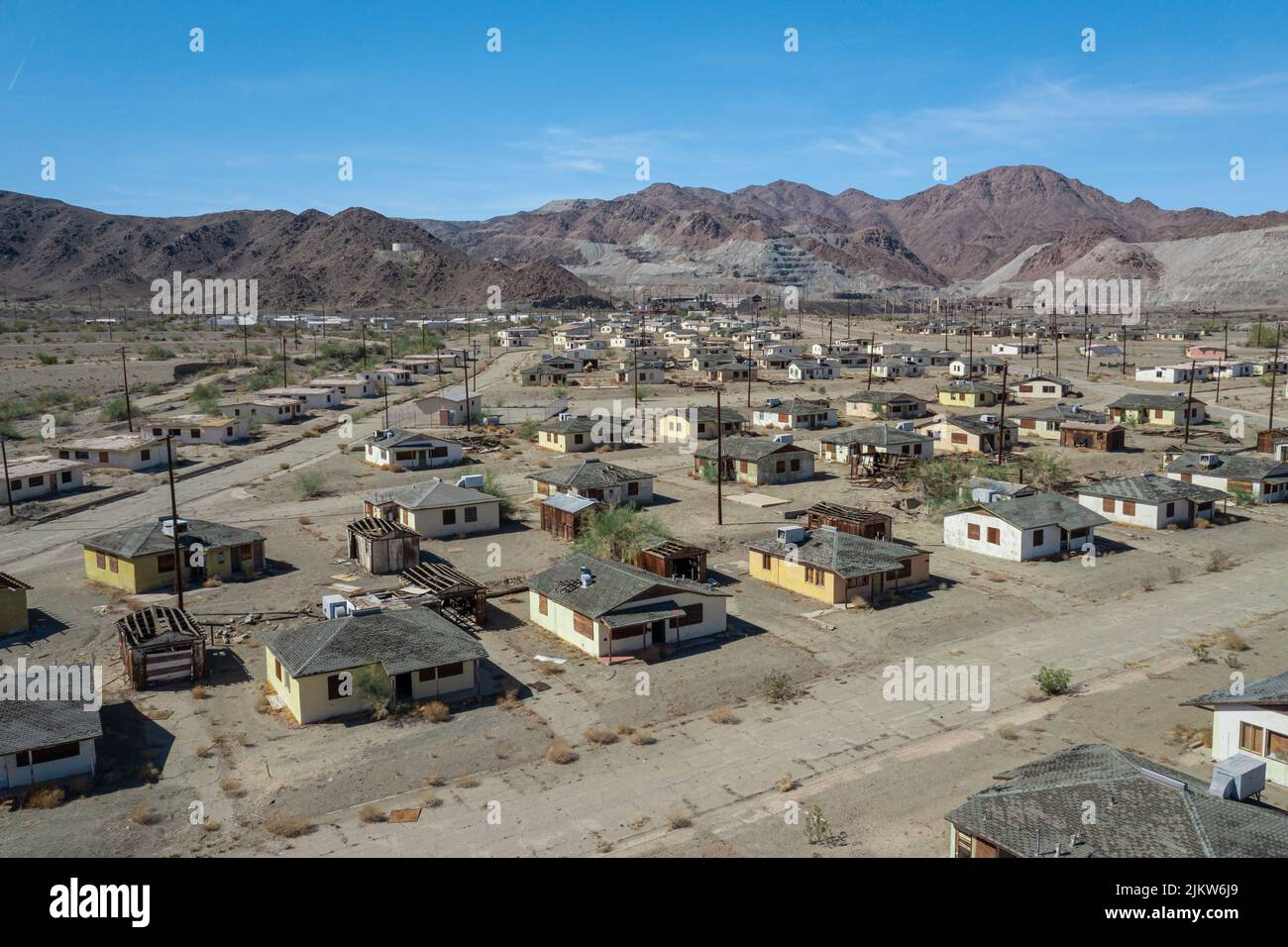 Eine Luftaufnahme eines verlassenen Viertels in der Geisterstadt Eagle Mountain in der Nähe des Joshua Tree National Park. Stockfoto