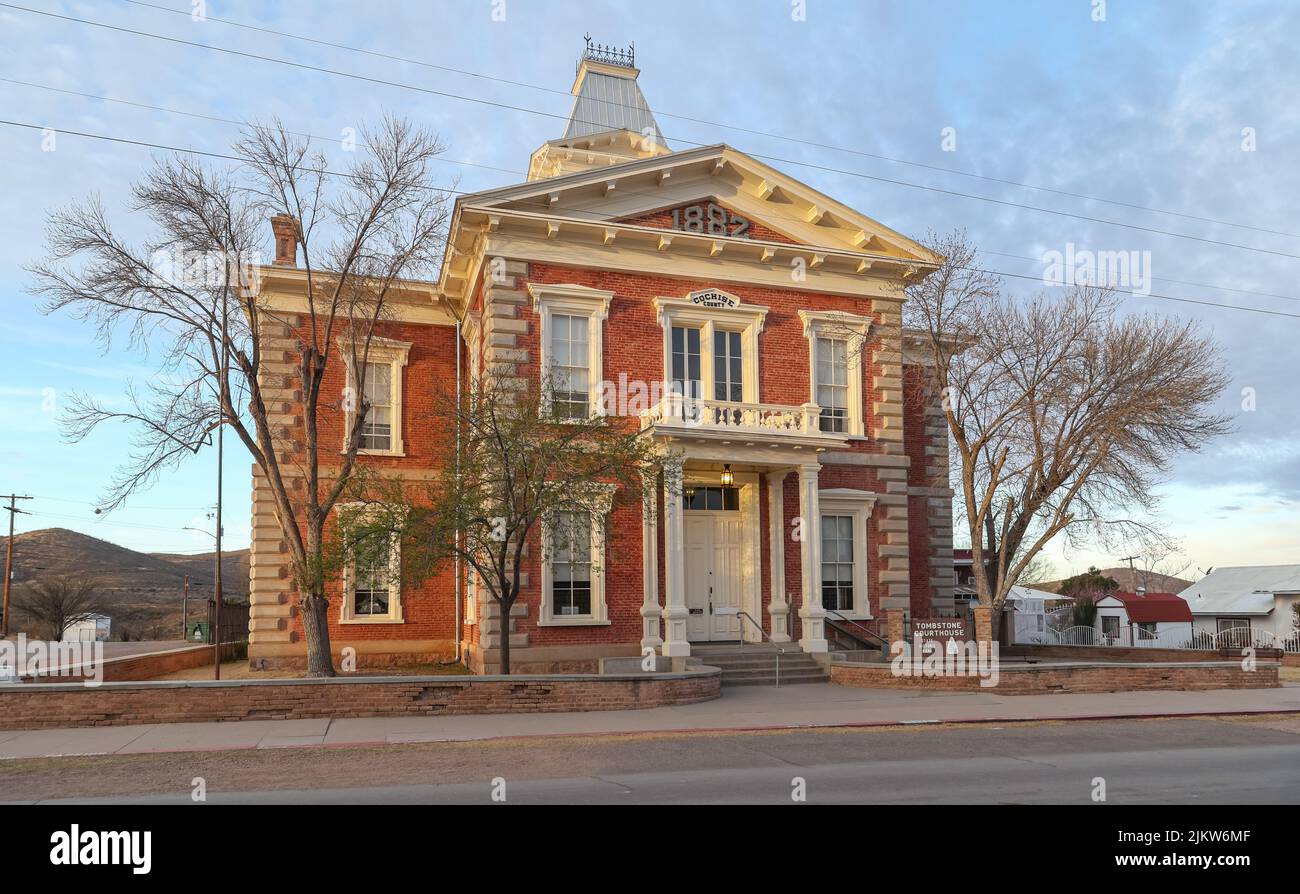 Das historische Gebäude des Tombstone Courthouse befindet sich in der geschichtsträchtigen Stadt Arizona. Stockfoto
