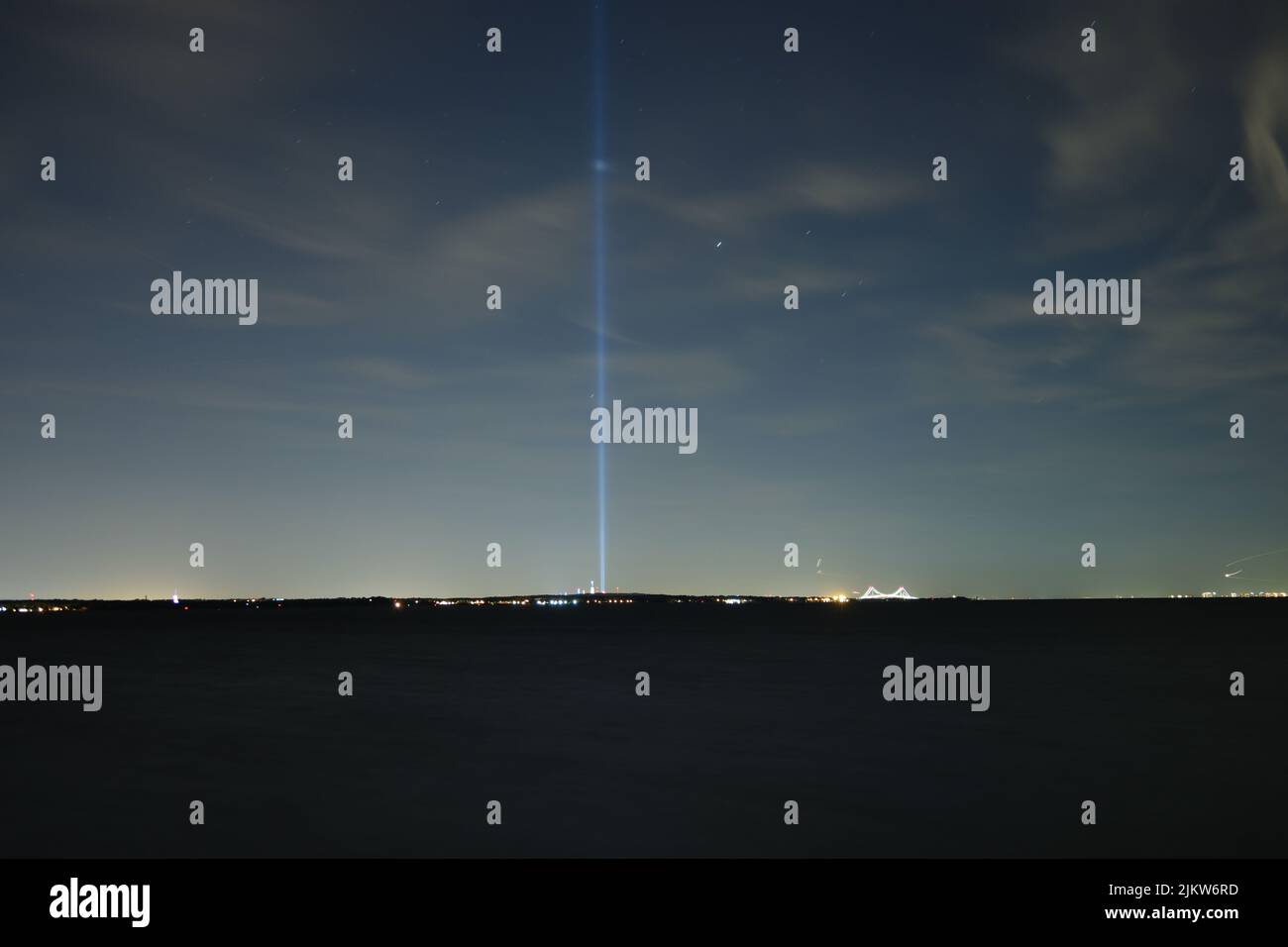 Die Gipfel der NYC Skyline und die Gedenkstätte am 11. September, blaues Licht am Abend Stockfoto