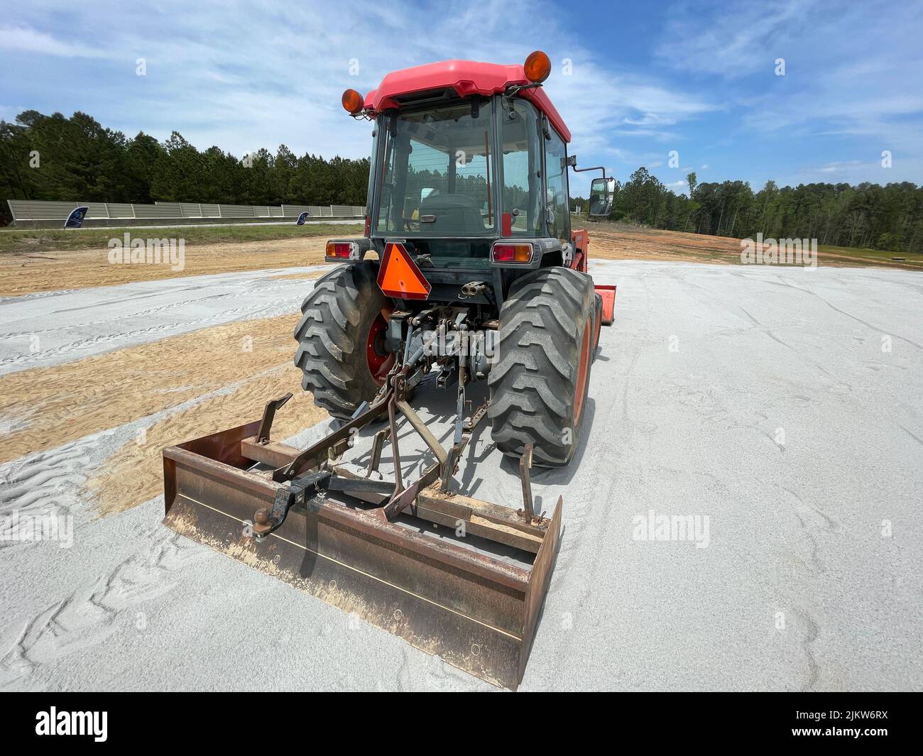 Augusta, GA USA - 04 13 22: Kubota Red Traktor Sand smoother Stockfoto