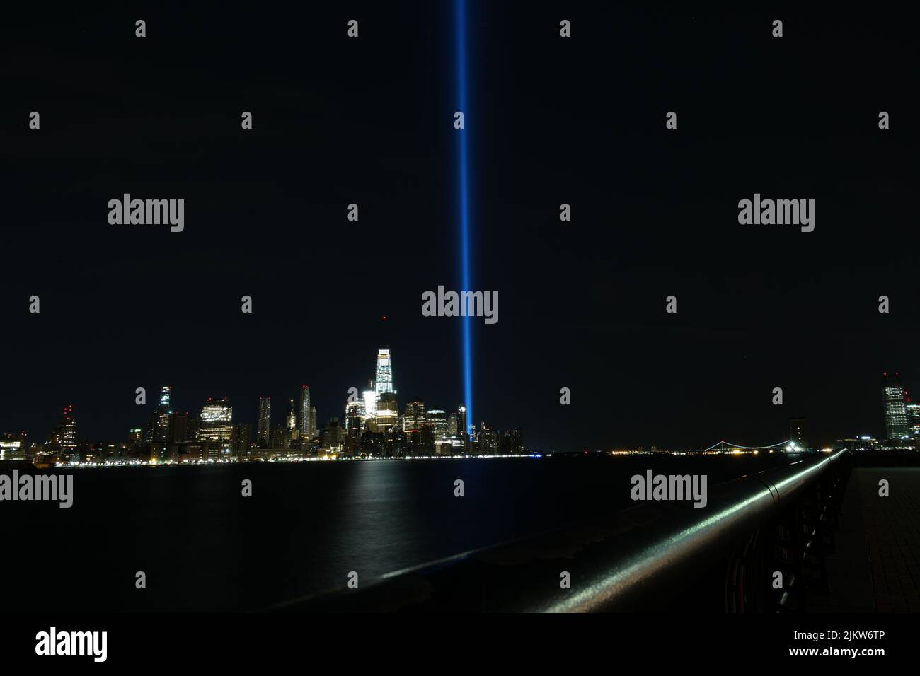 Die Gedenkstätte für den 11. September, neonblaues Licht über der Skyline von New York City bei Nacht Stockfoto