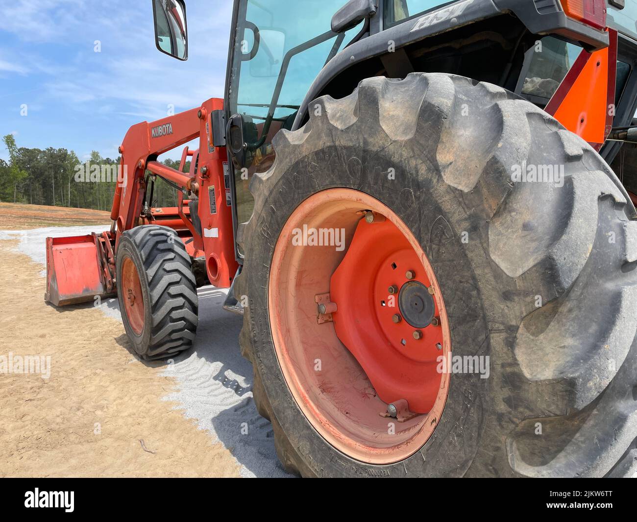 Augusta, GA USA - 04 13 22: Kubota Red Traktor große Räder Stockfoto