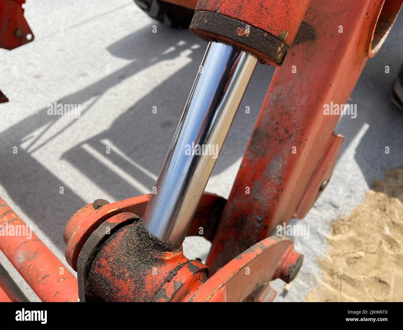 Augusta, GA USA - 04 13 22: Kubota Red Traktor Hydraulikarm Stockfoto