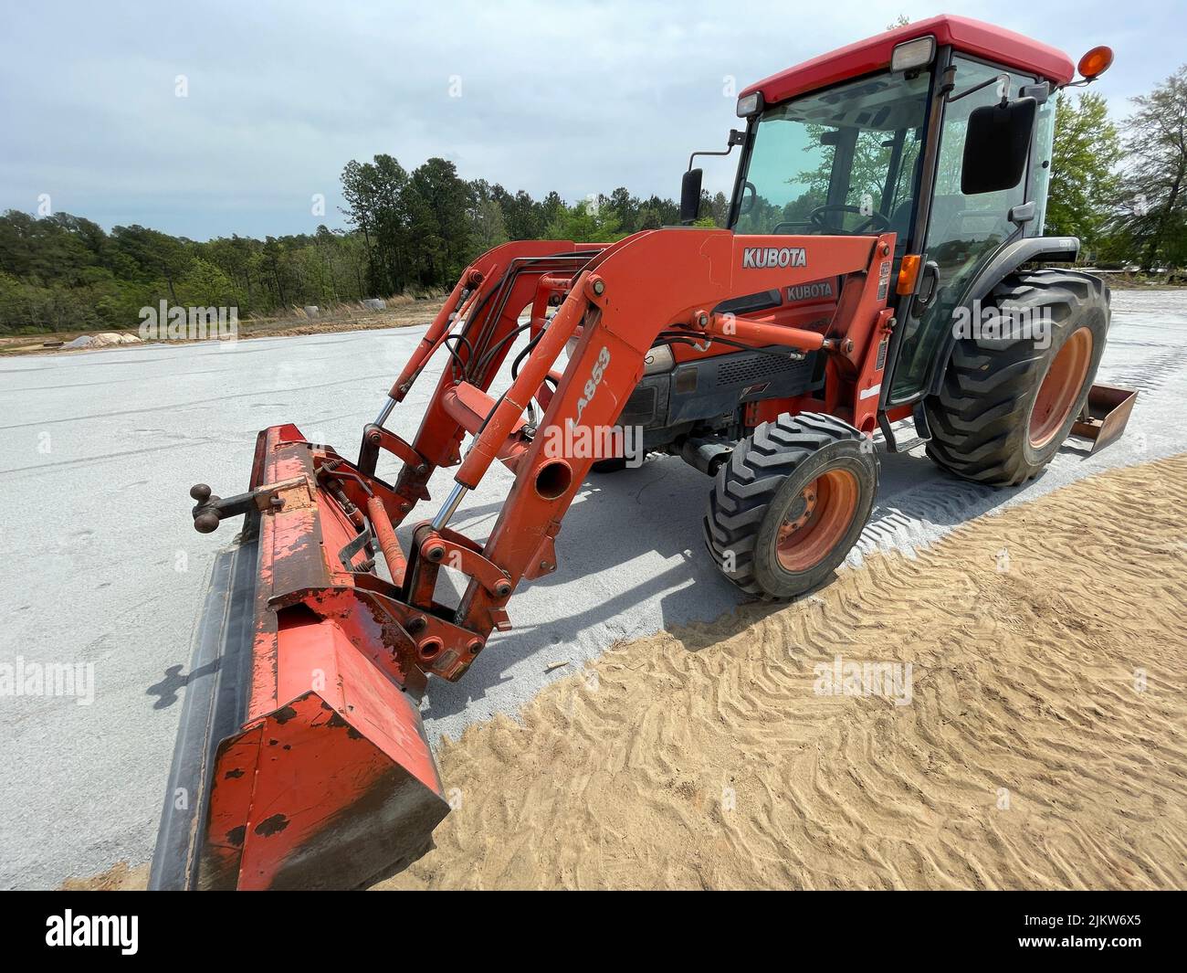 Augusta, GA USA - 04 13 22: Seitenansicht des roten Kubota-Traktors Stockfoto