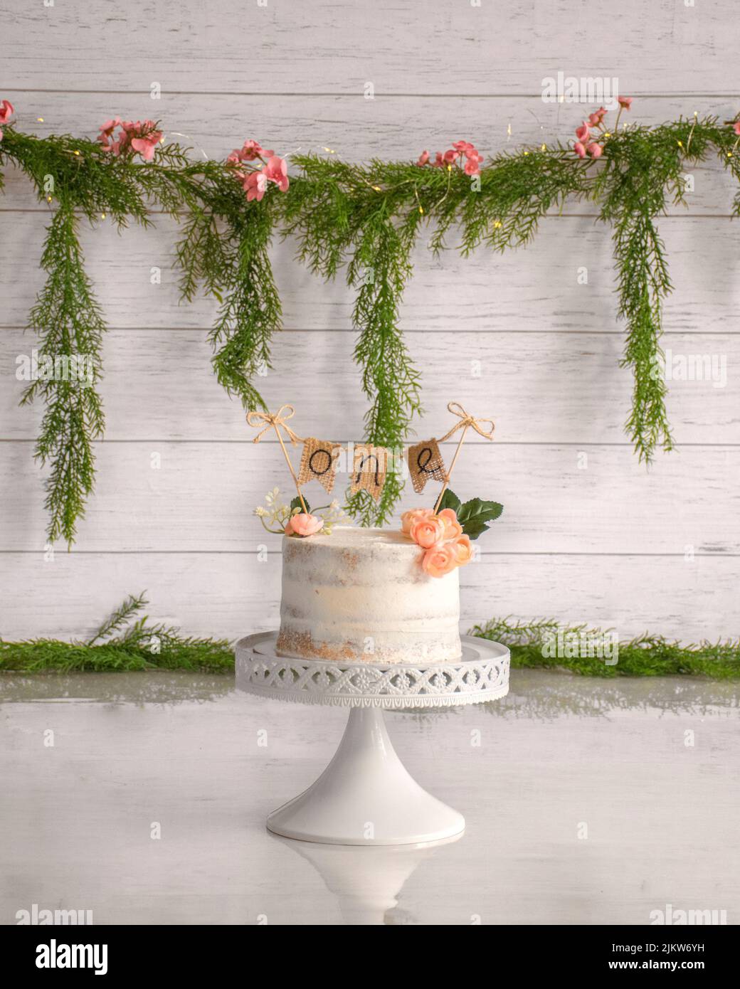 Kuchen für ein einjähriges Mädchen. Mit einem Belag aus Buchstaben O N E. Stockfoto