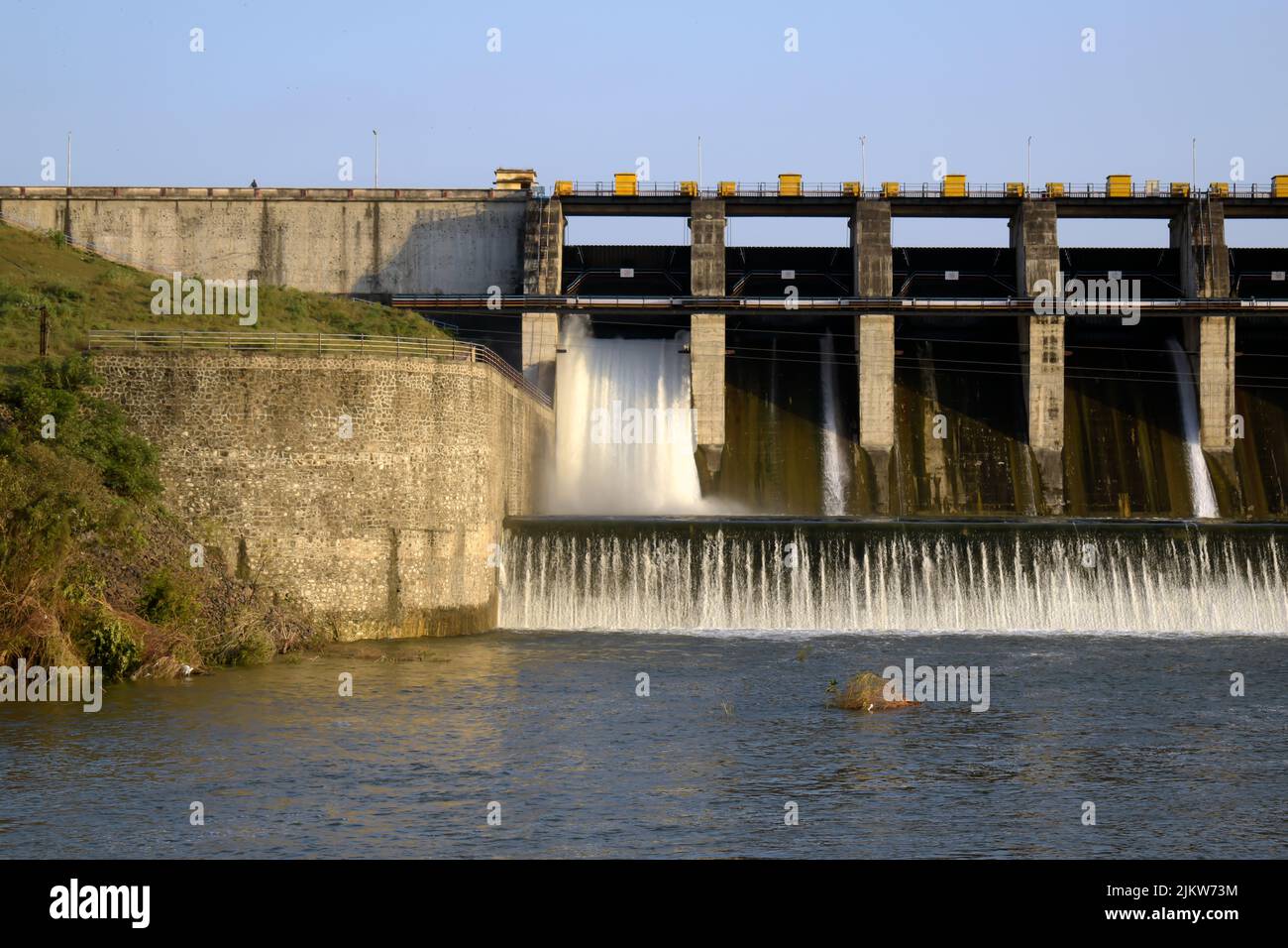 Ein Luftpanorama des Betondamms am Stausee mit fließendem Wasser, Wasserkraftwerk Stockfoto