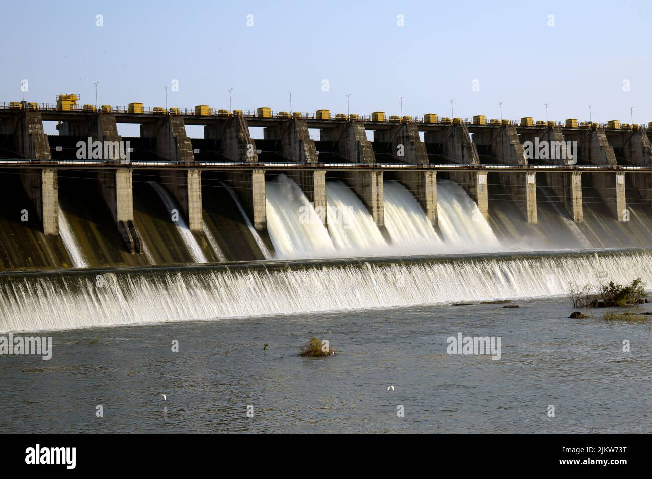 Massive Waghur Dam Infrastruktur Jalgaon Maharashtra Indien, 4 Tore des Dam waren offen Stockfoto