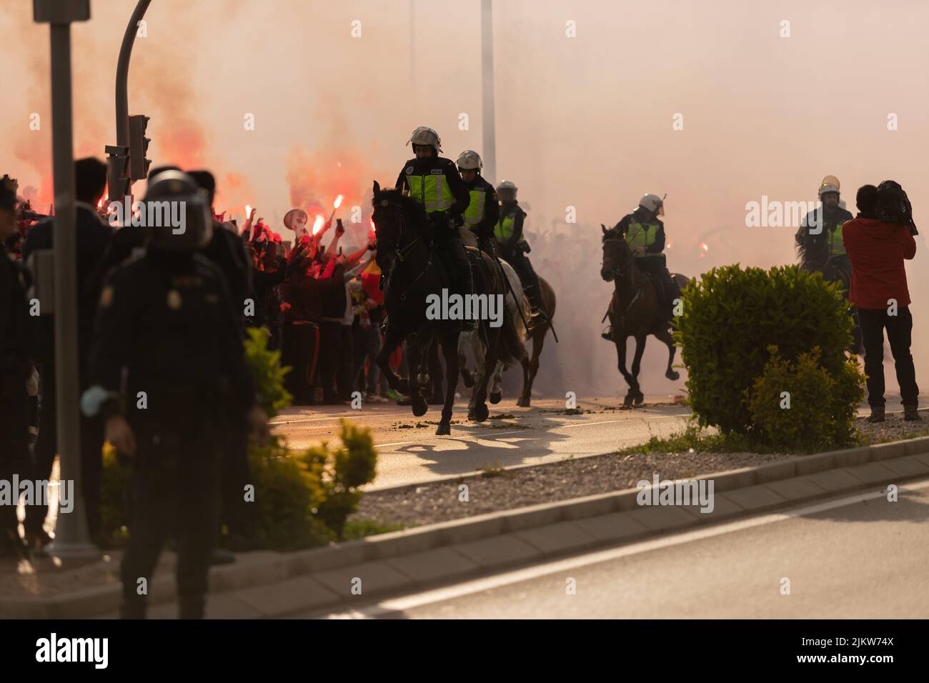 EIN CHAMPIONS-LEAGUE-SPIEL IN MADRID MIT EINEM HARTEN POLIZEIEINSATZ Stockfoto