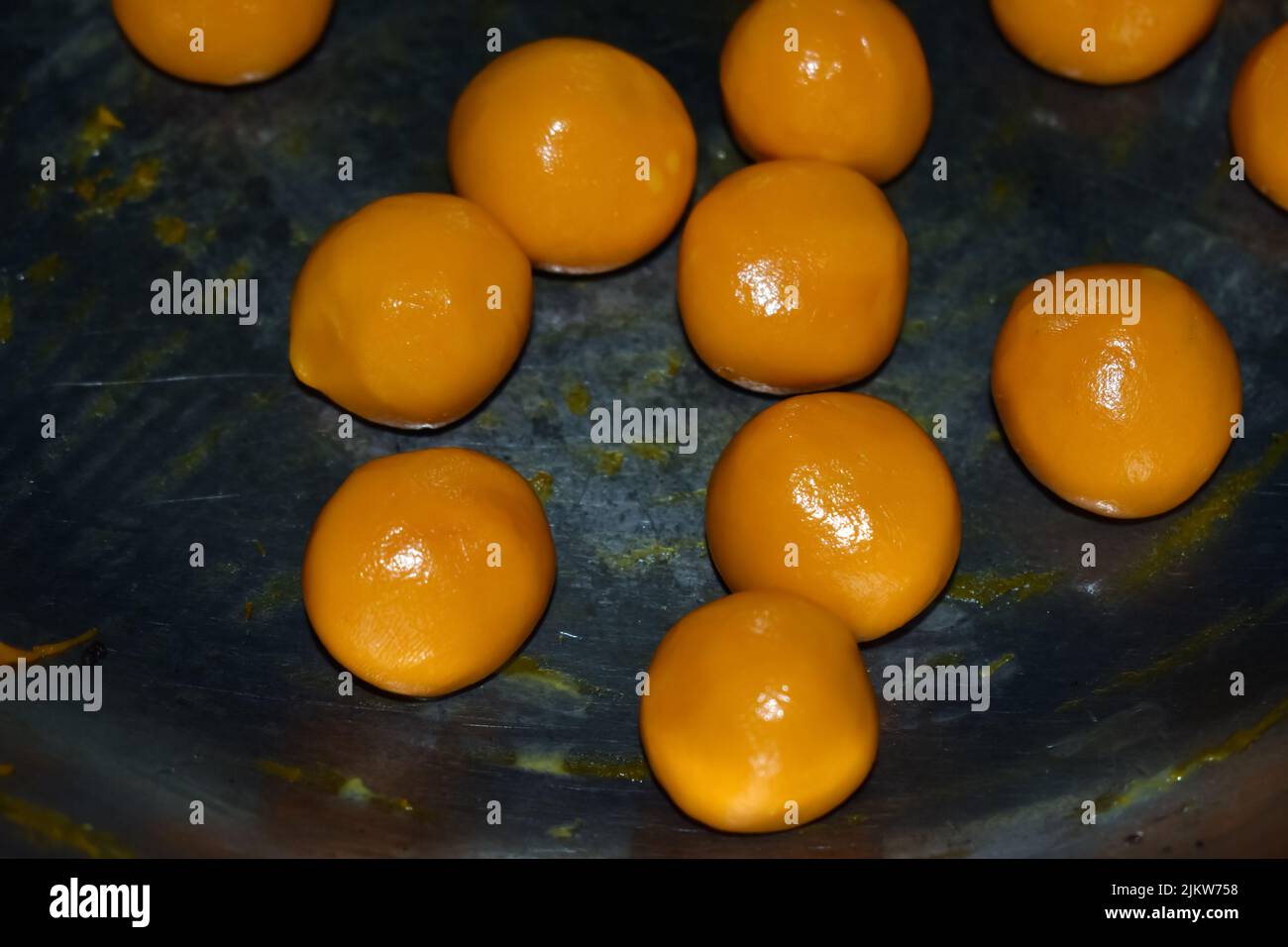 indisches süßes Gulab-Jamun-Öl zum Braten in der Pfanne zur Feier des Festivals. Stockfoto