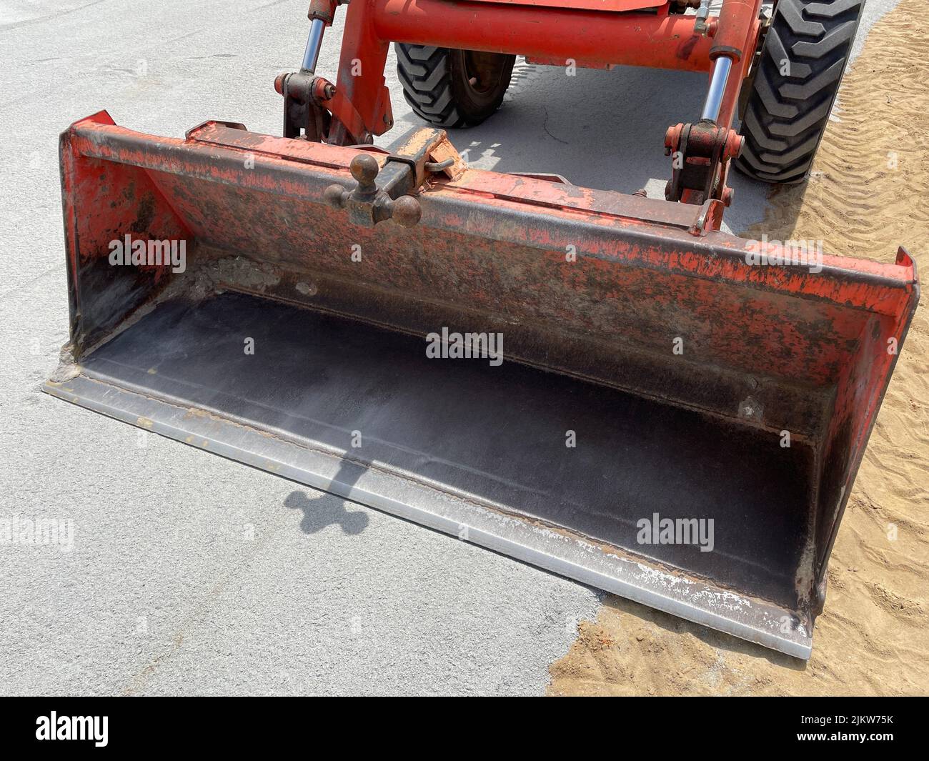 Augusta, GA USA - 04 13 22: Kubota Red Traktor Frontschaufel Stockfoto
