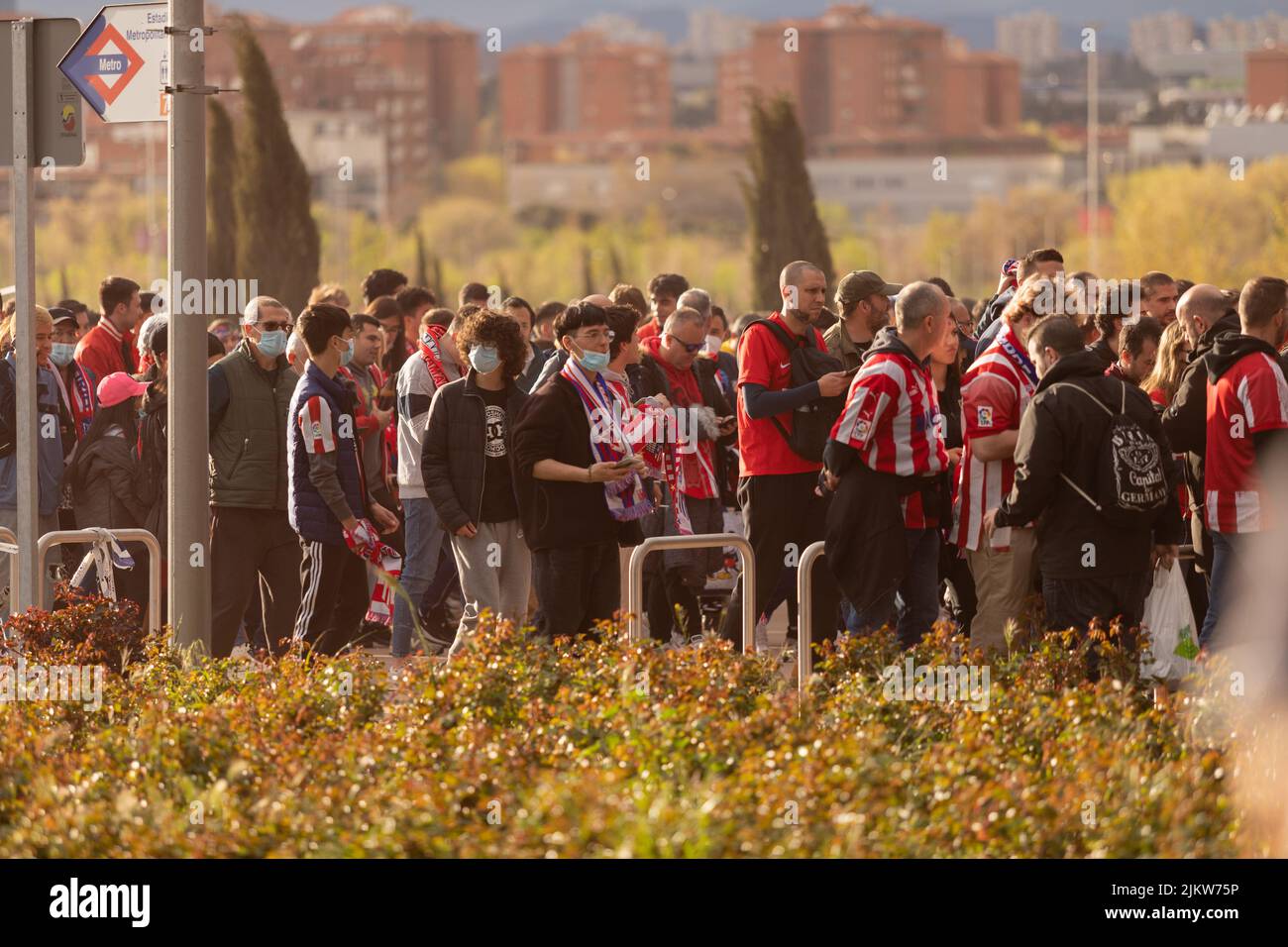 EIN CHAMPIONS-LEAGUE-SPIEL IN MADRID MIT EINEM HARTEN POLIZEIEINSATZ Stockfoto