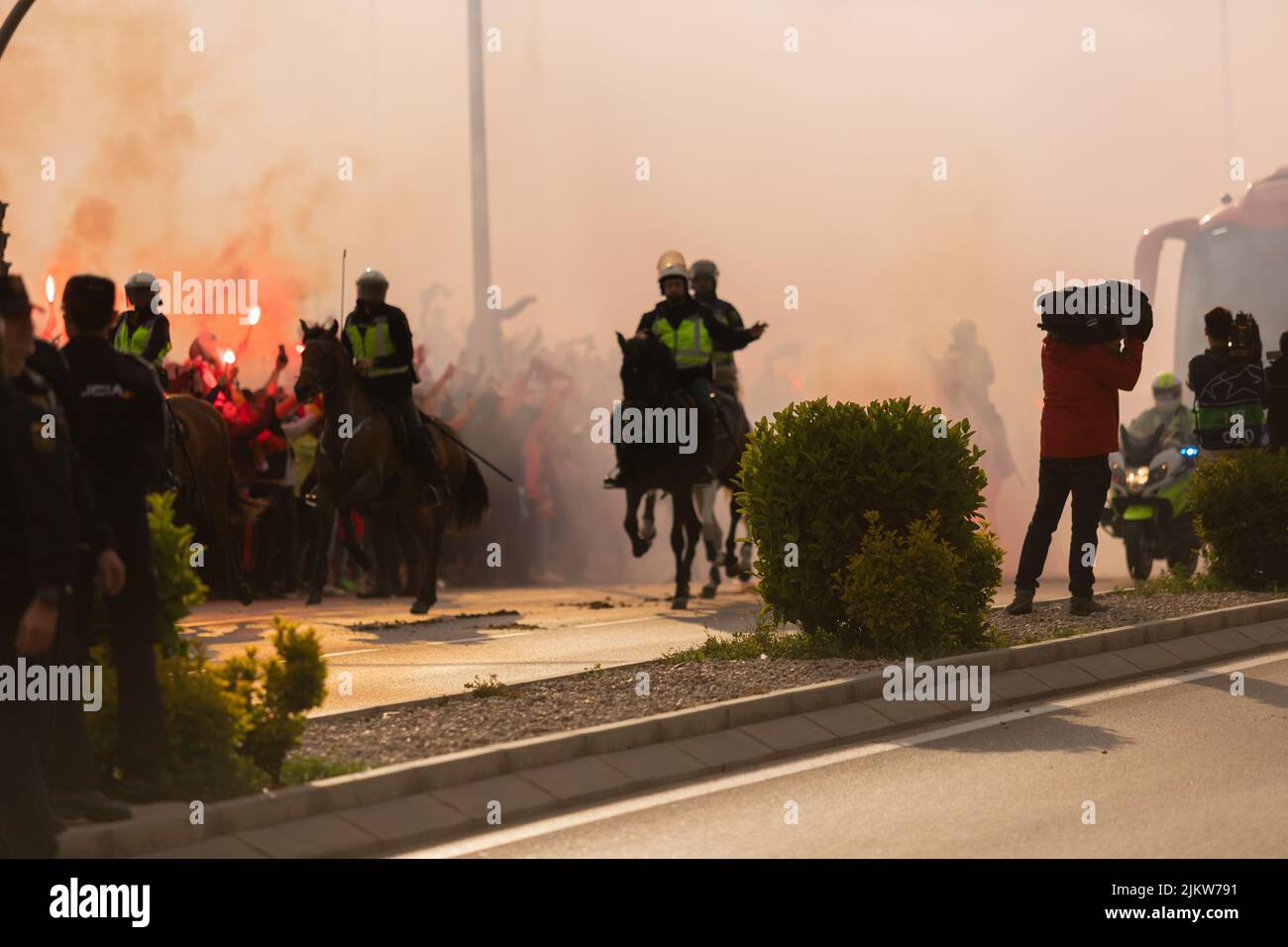 EIN CHAMPIONS-LEAGUE-SPIEL IN MADRID MIT EINEM HARTEN POLIZEIEINSATZ Stockfoto