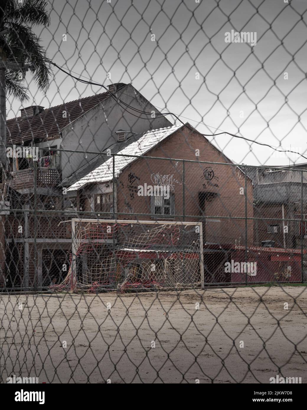 Eine schöne Aufnahme eines alten Fußballplatz und eines Hauses Stockfoto