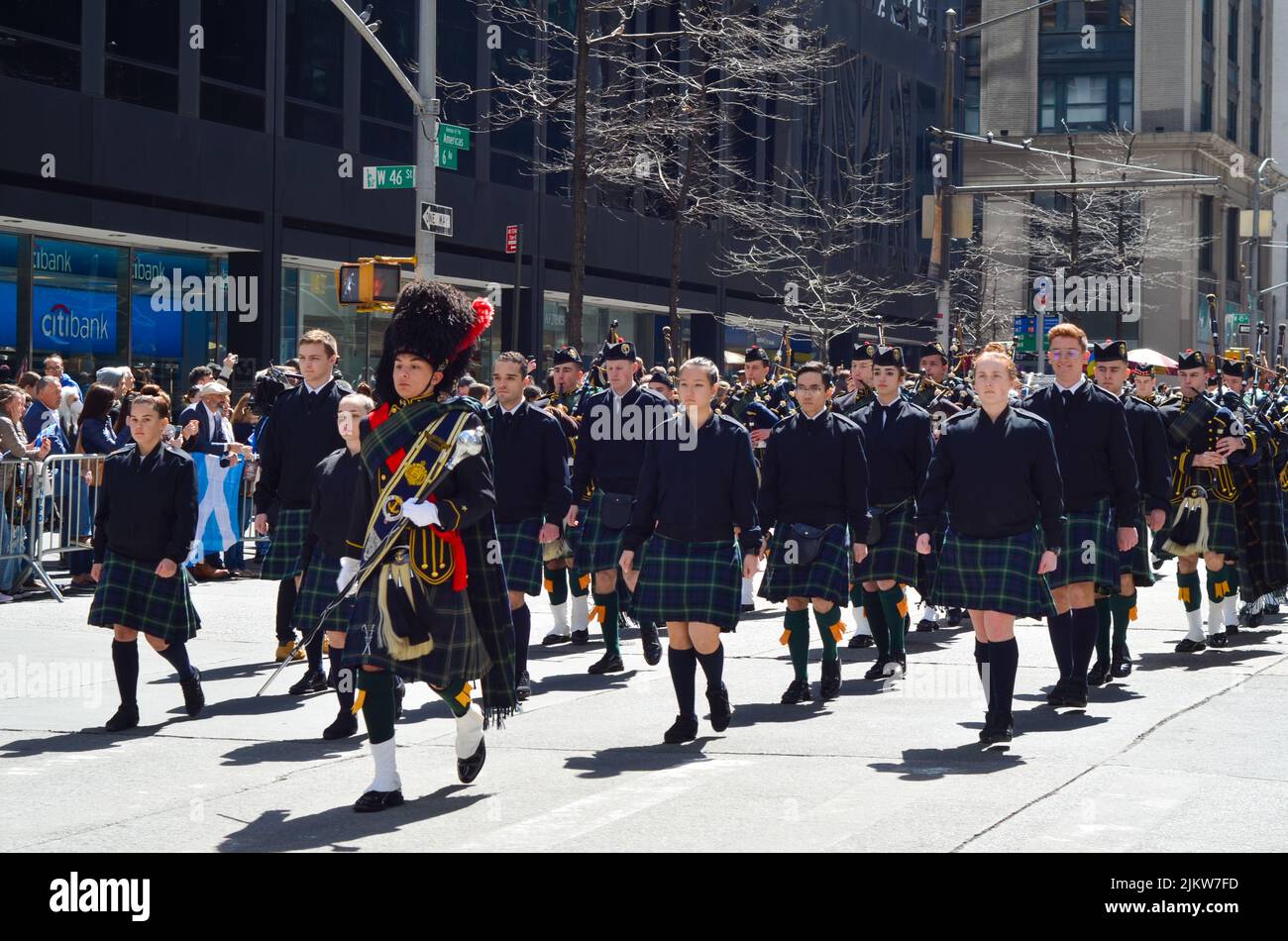 Teilnehmer marschieren auf der Sixth Avenue während der weltweit größten Rohr- und Trommelparade zur Feier des Scottish Tartan Day am 9. April 2022 in New York City auf. Stockfoto