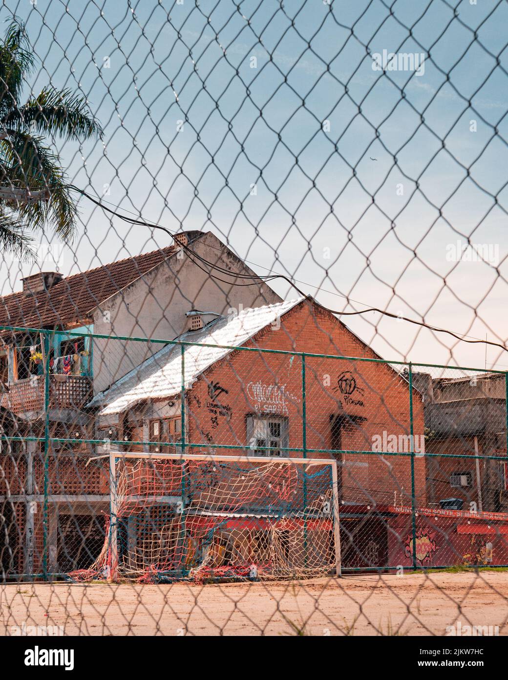 Eine schöne Aufnahme eines alten Fußballplatz und eines Hauses Stockfoto