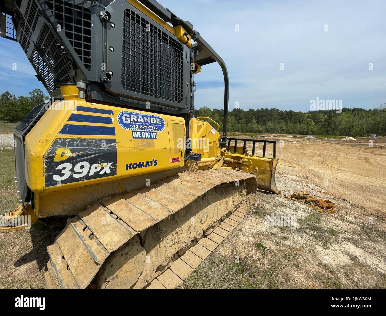 Augusta, GA USA - 04 13 22: Gelber Bagger auf einer Baustelle Stockfoto
