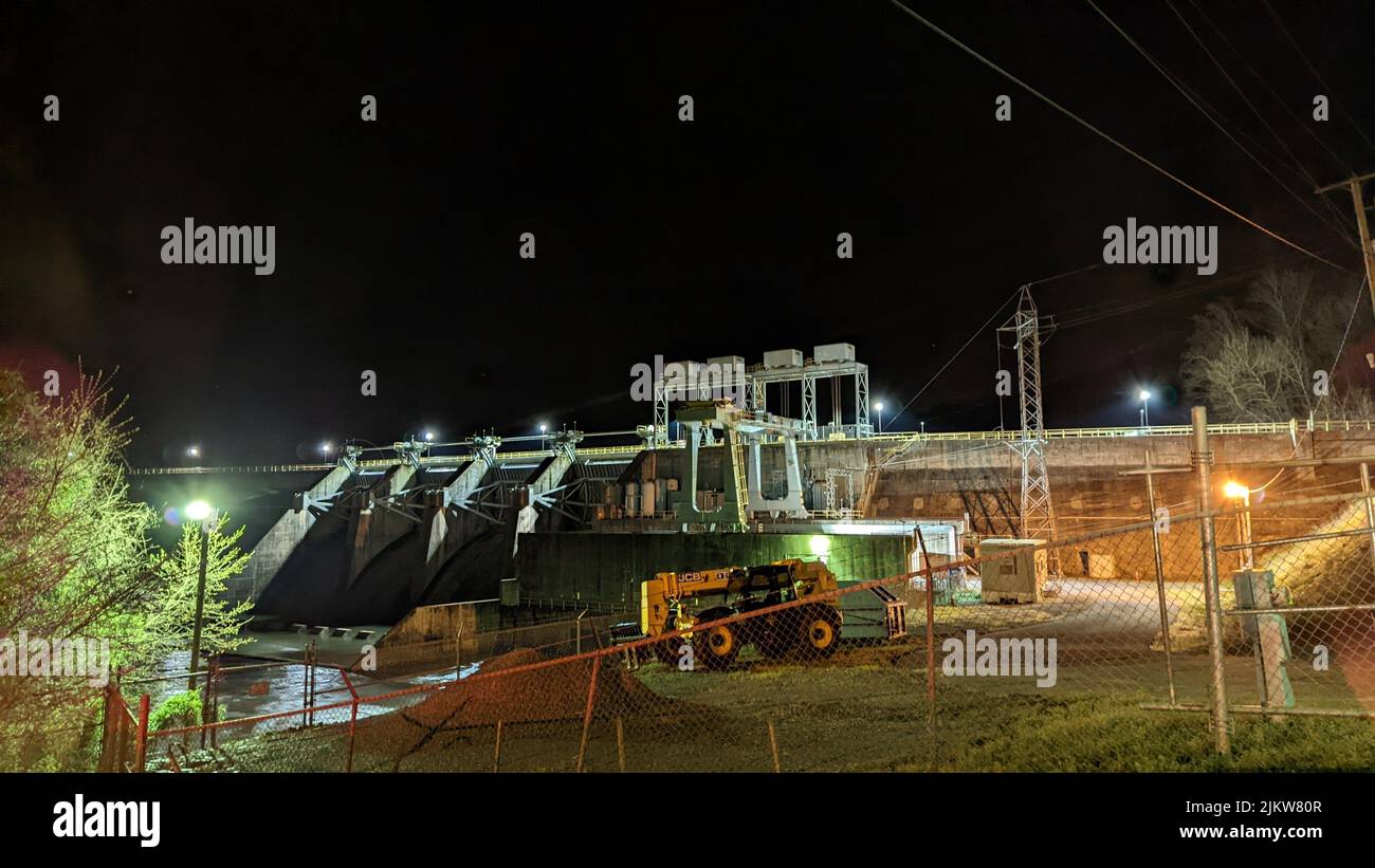 Langzeitbelichtung des Leesville-Staudamms bei Nacht. Stromerzeugung aus Wasserkraft. American Electric Power Stockfoto