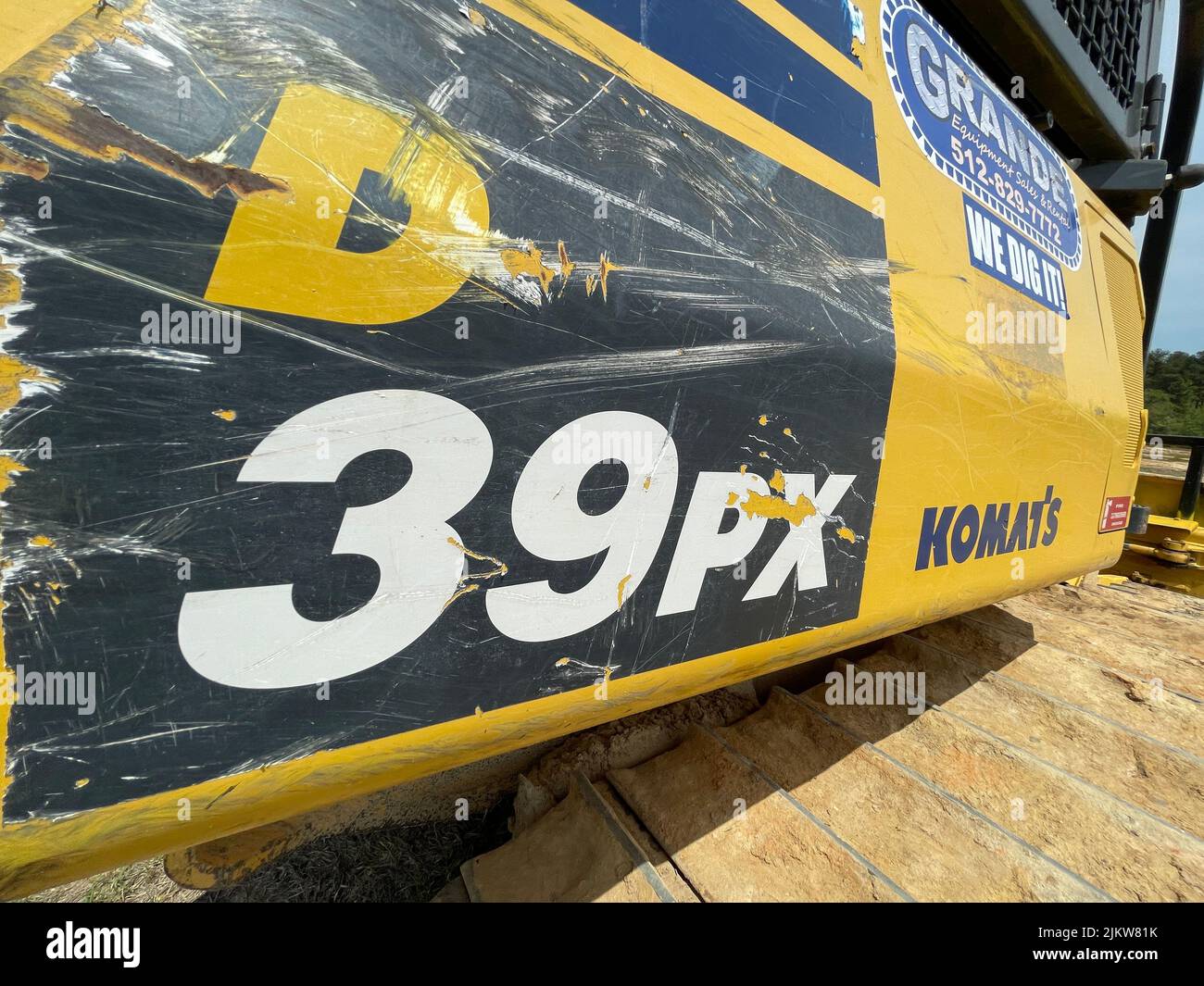 Augusta, GA USA - 04 13 22: Gelber Bagger auf einer Baustelle aus nächster Nähe Stockfoto