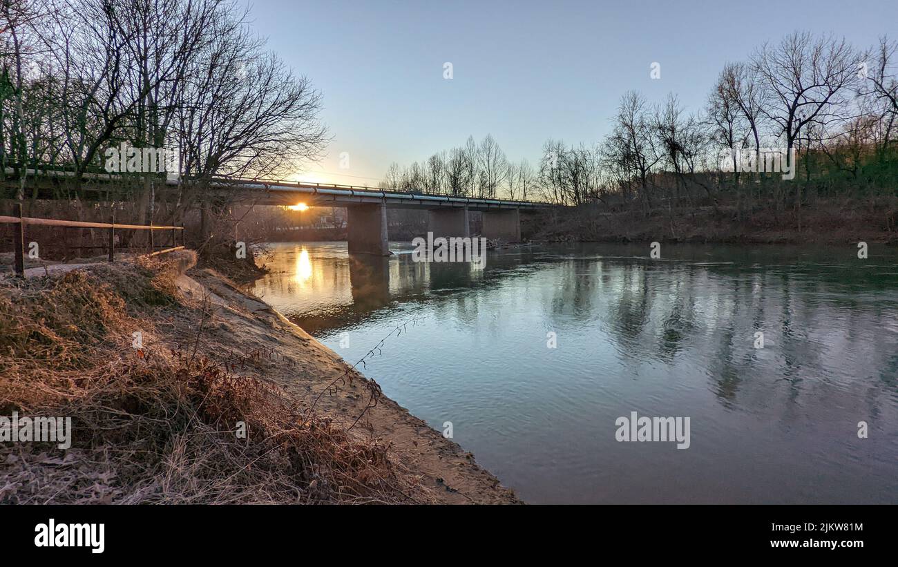 Die Sonne geht unter der Brücke von Campbell County nach Pittsylvania County Virginia auf Stockfoto