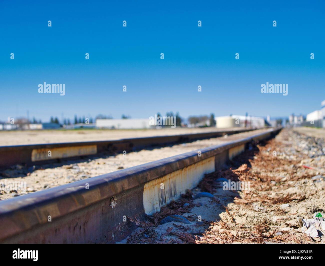Ein selektiver Fokus einer alten Eisenbahn in der Wüste unter einem klaren blauen Himmel Stockfoto
