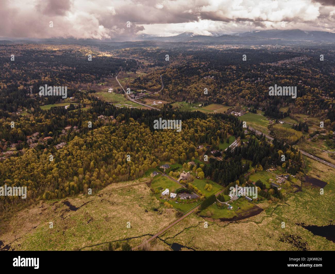 Eine Luftaufnahme des King County in Redmond, Washington, USA unter einem bewölkten Himmel Stockfoto