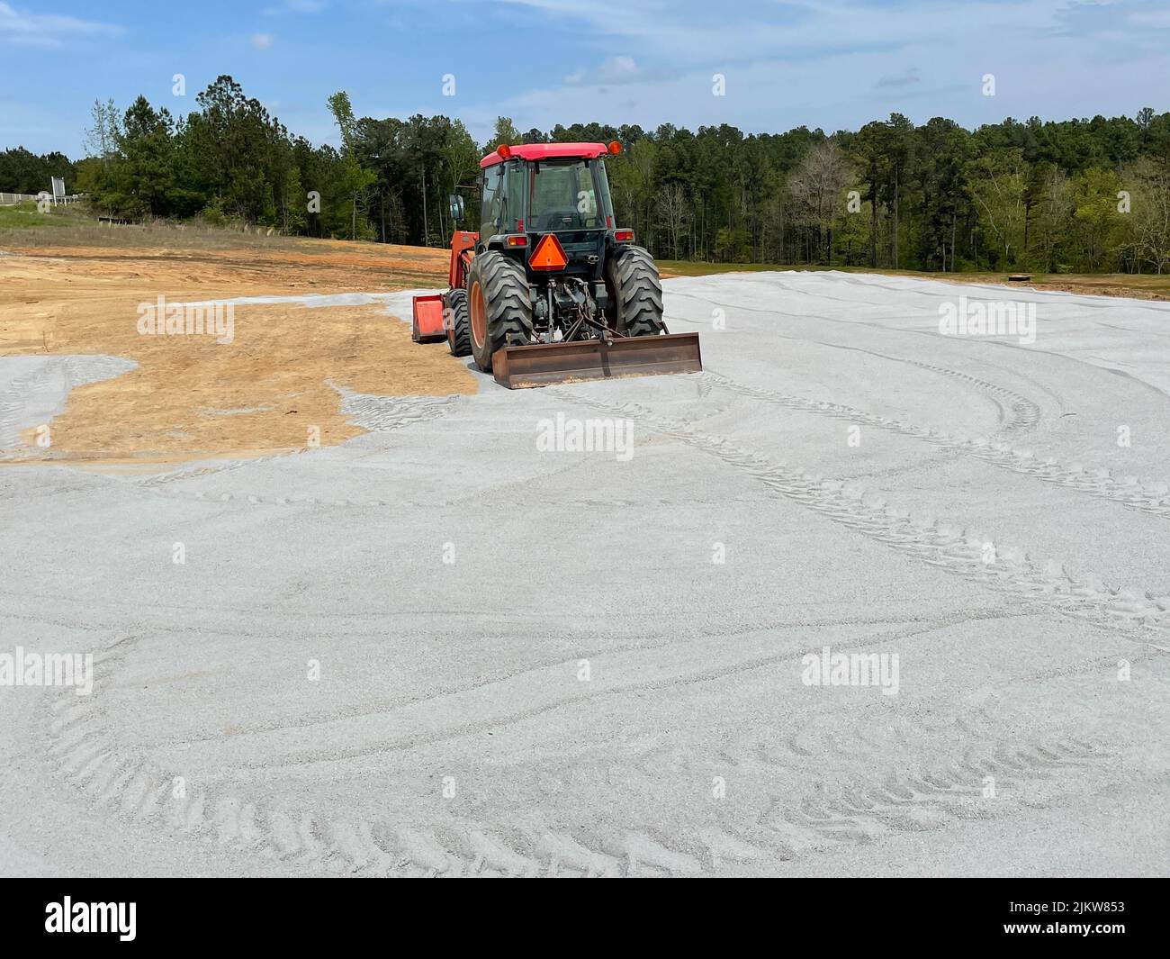 Augusta, GA USA - 04 13 22: Kubota roter Traktor Fernsicht im Süden Stockfoto