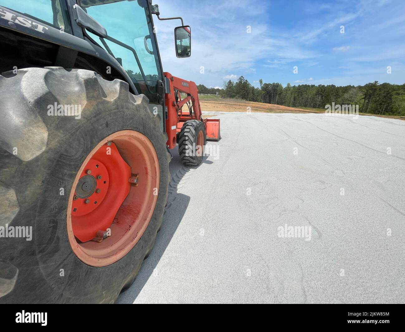 Augusta, GA USA - 04 13 22: Kubota rote Traktorradansicht im Süden Stockfoto