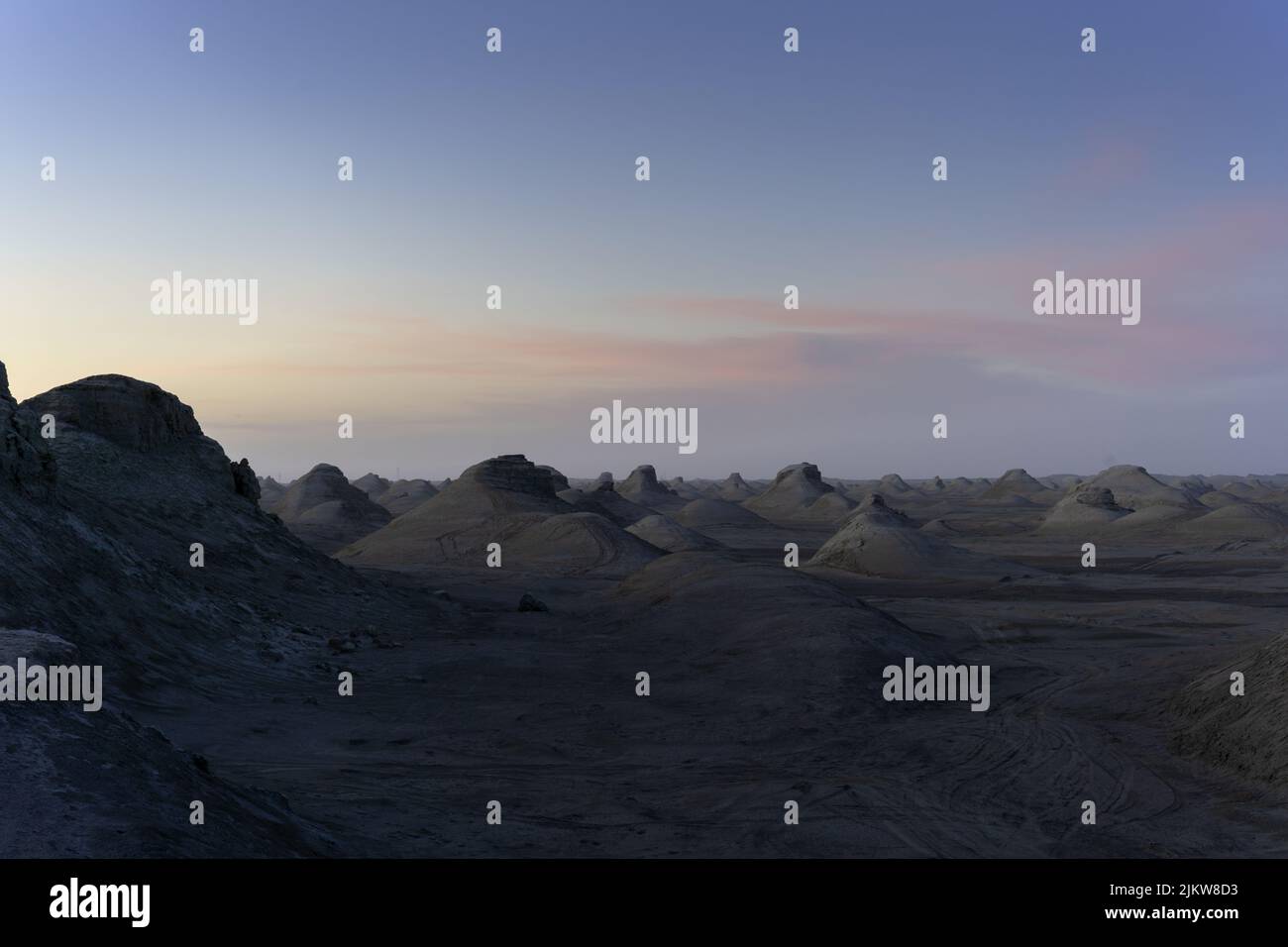 Ein schöner Blick auf Yardang landform Landschaft während des Sonnenuntergangs Stockfoto