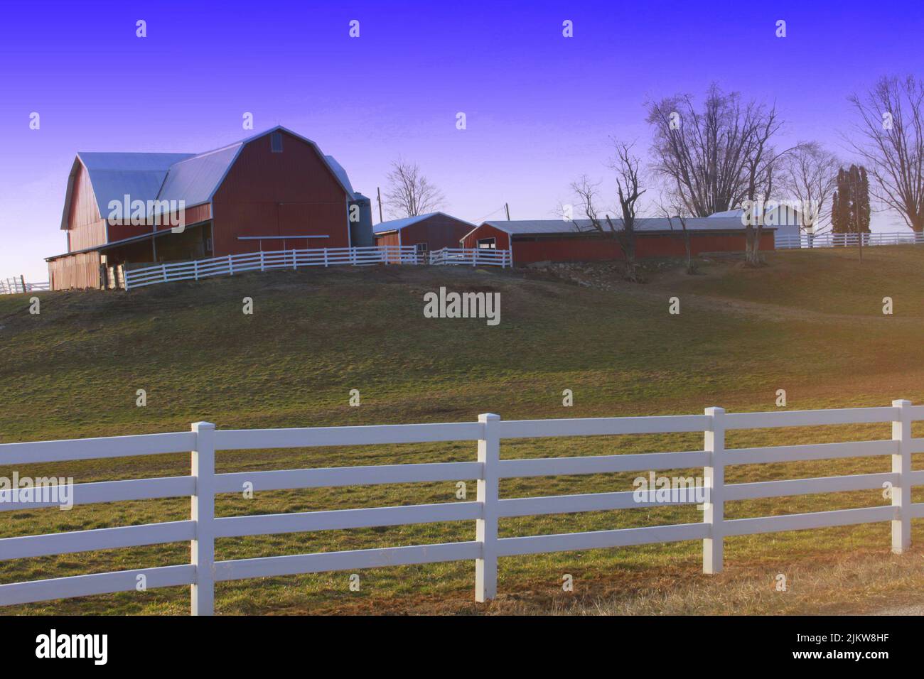 Eine Aufnahme eines Bauernhauses im ländlichen Indiana, aufgenommen vom Straßenrand, USA Stockfoto