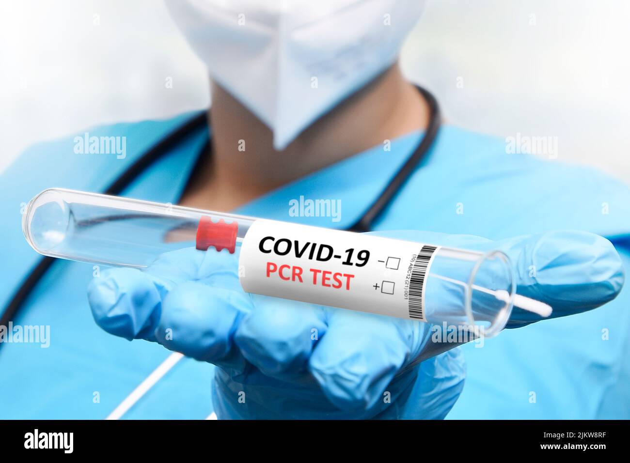 Ein NHS-Techniker mit COVID-19-Abstrichbesteck und weißem Schutzanzug und Schutzmaske Stockfoto