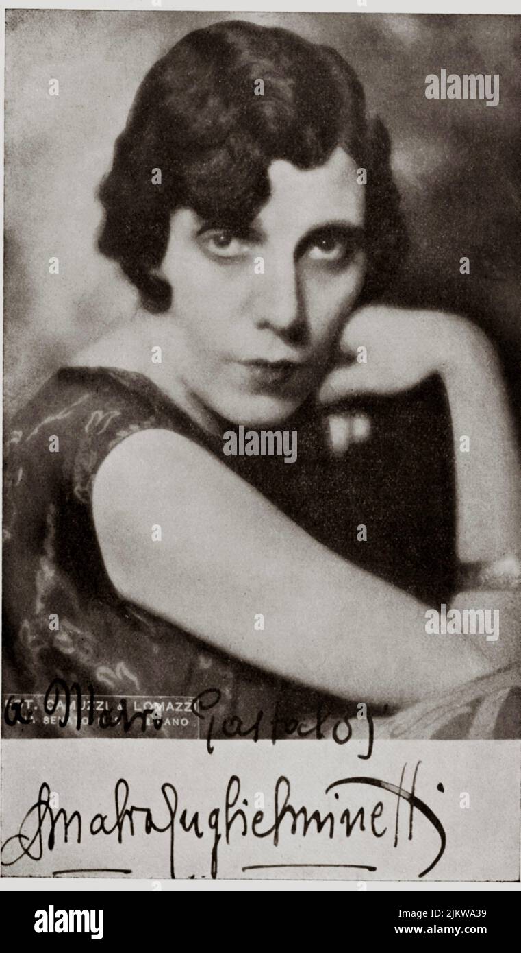 1925 ca. : Die italienische Dichterin AMALIA GUGLIELMINETTI ( Turin 1881 - 1941 ) Liebhaber des Dichters Guido Gozzano ( Turin 1883 - 1916 ) , Foto von Camozzi & Lomazzi , Mailand - BELLE EPOQUE - SCRITTORE - POETA - LETTERATURA - SCRITTRICE - POETESSA - Literatur - POESIA - Poesie - dunkle Dame - braccialetto - Armband - crocefisso - autografo - Firma - Unterschrift - Autograph - spalla - spalle - Schultern - ANNI VENTI - 20er - 20 - '20 ---- Archivio GBB Stockfoto