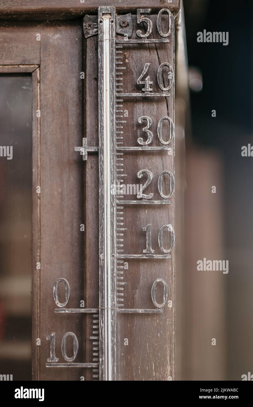 Nahaufnahme eines Metallthermometers auf einer Holzoberfläche Stockfoto