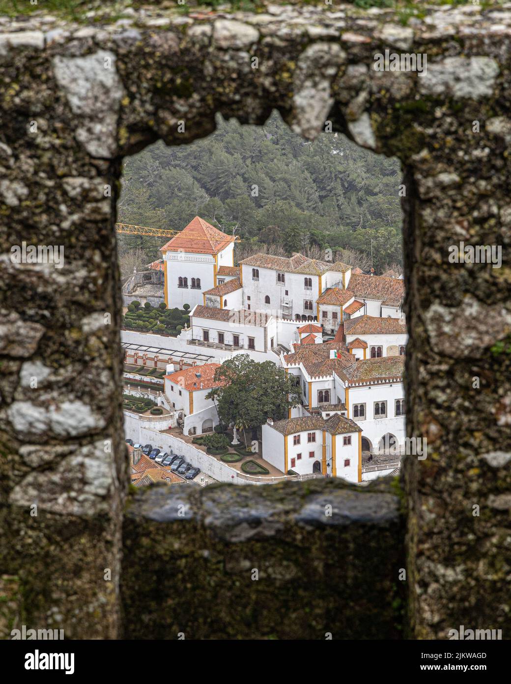 Eine vertikale Aufnahme eines städtischen Panoramas, fotografiert von einem Steinfenster Stockfoto