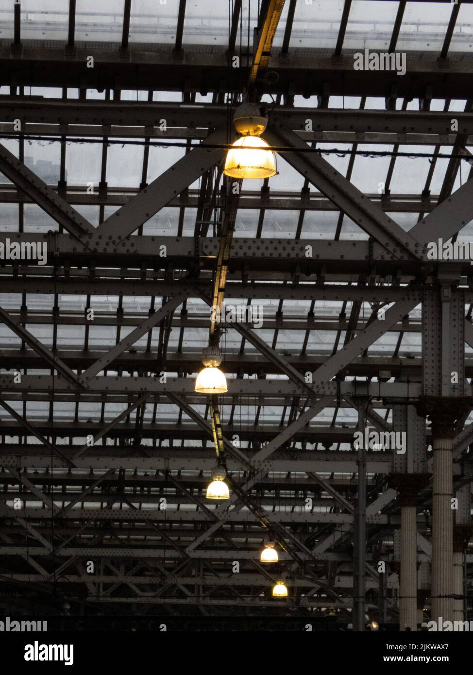 Industriebeleuchtung in dunkler städtischer Dachkulisse Stockfoto