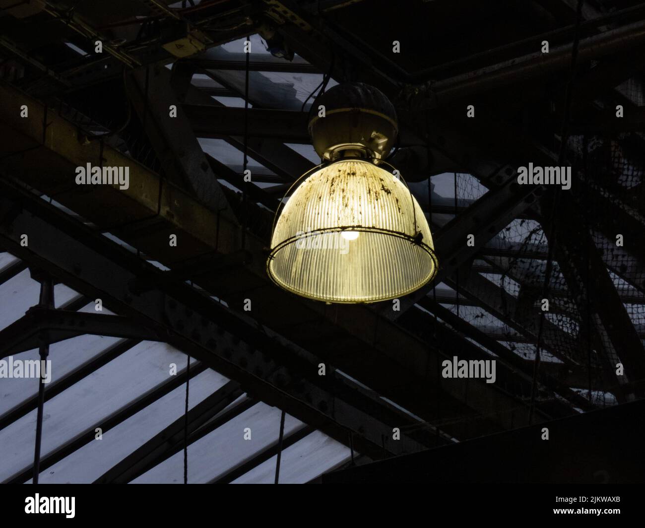 Industriebeleuchtung in dunkler städtischer Dachkulisse Stockfoto