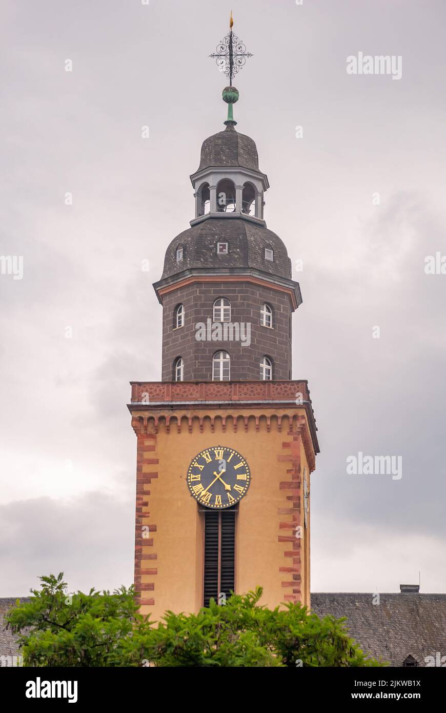 Eine vertikale Aufnahme der Katharinenkirche vor einem grauen Himmel Stockfoto