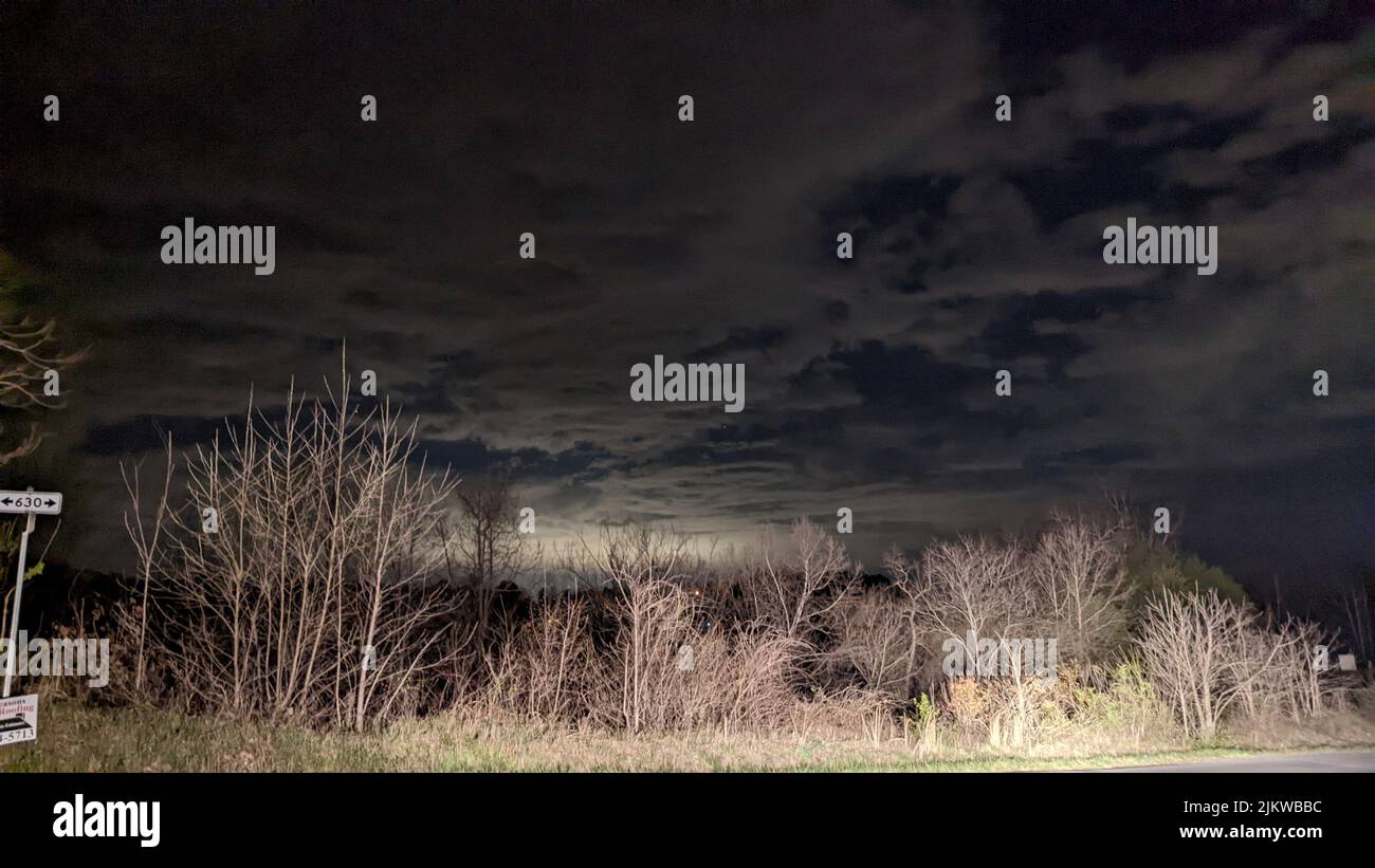 Nachtaufnahme, Langzeitaufnahme auf der Straße vom Leesville Dam, die sich mit 6 kreuze Stockfoto