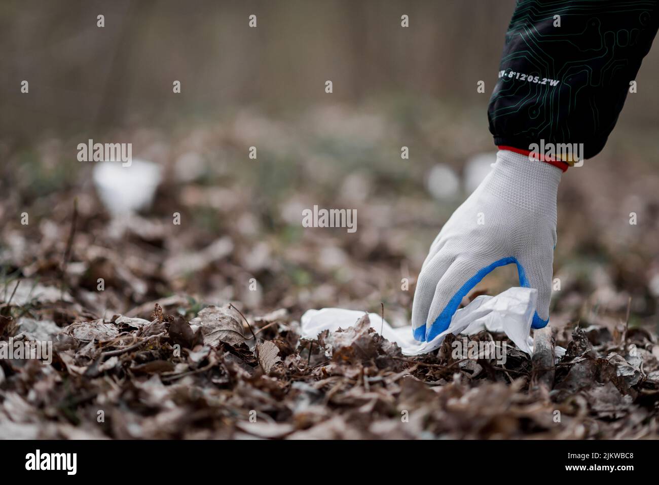 Männer sammeln Plastik, schnagen auf den Straßen. Umweltbewusstsein und -Bewusstsein. Stockfoto