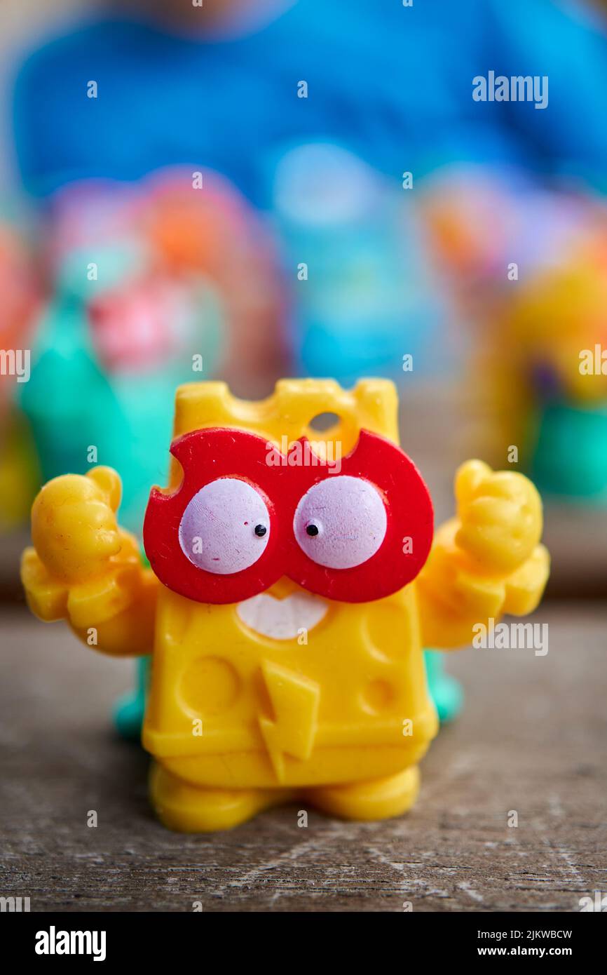 Eine magische Box Marke Superthing Cheestar gelbe Spielzeugfigur aus dem Helden-Team Stockfoto