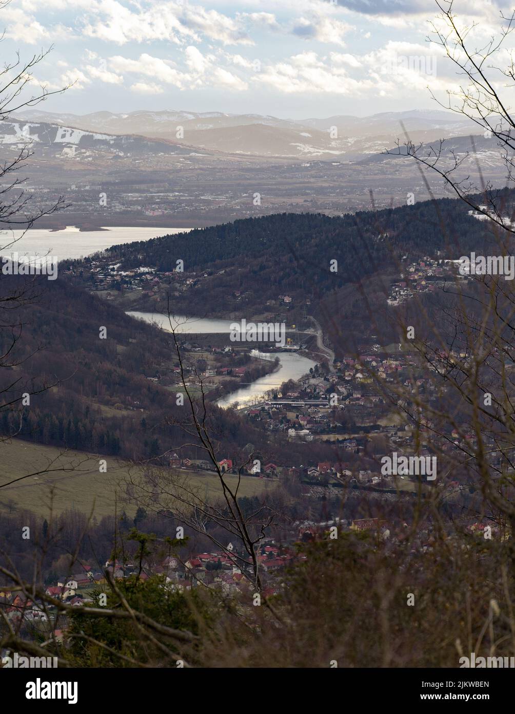 Eine schöne Aussicht von einem hohen Punkt auf einer Klippe von kleinen Häusern unten zwischen Bergen und Fluss in Gora zar Stockfoto