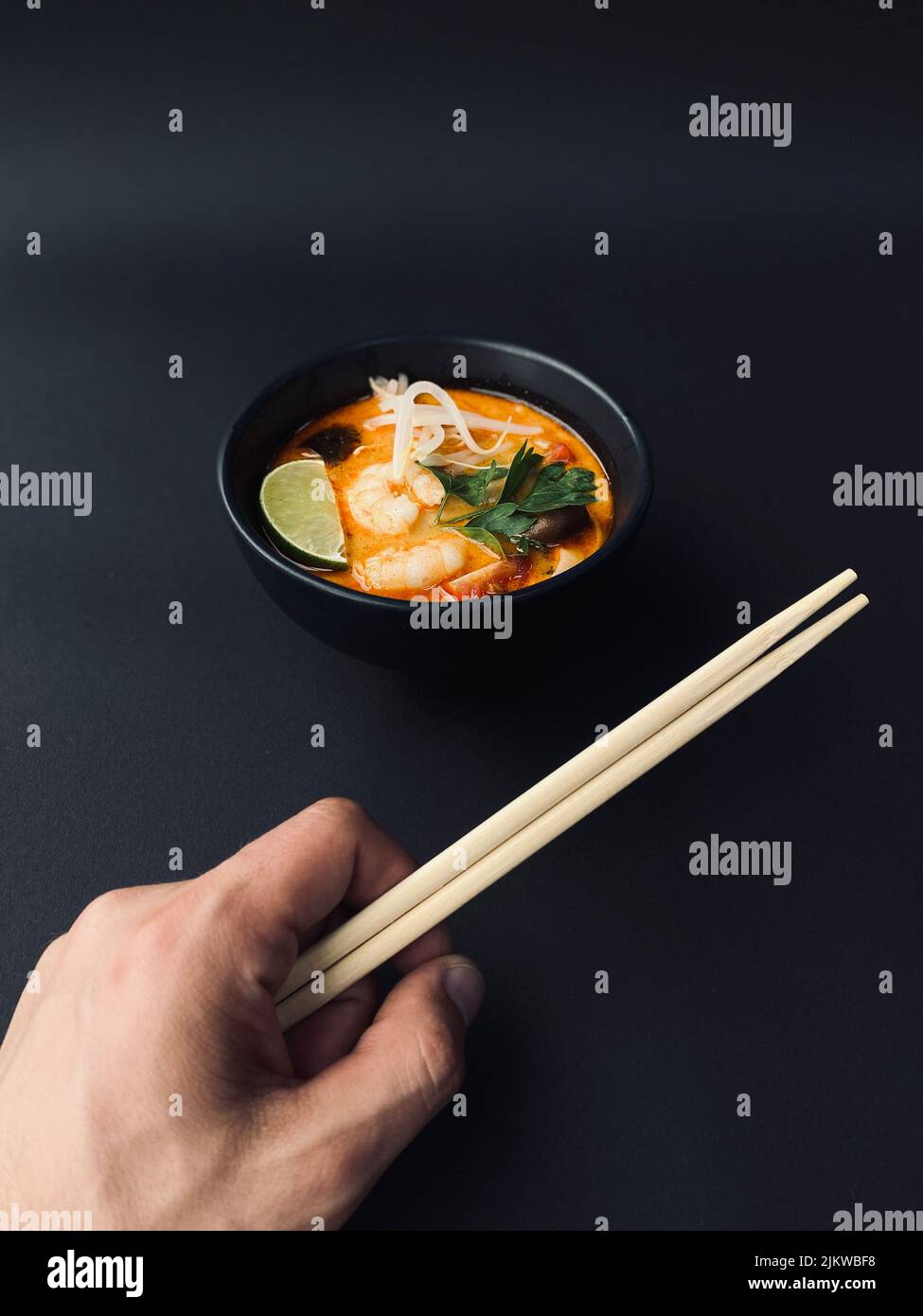 Leckere Miso-Suppe mit Lachs in schwarz Schüssel Stockfoto