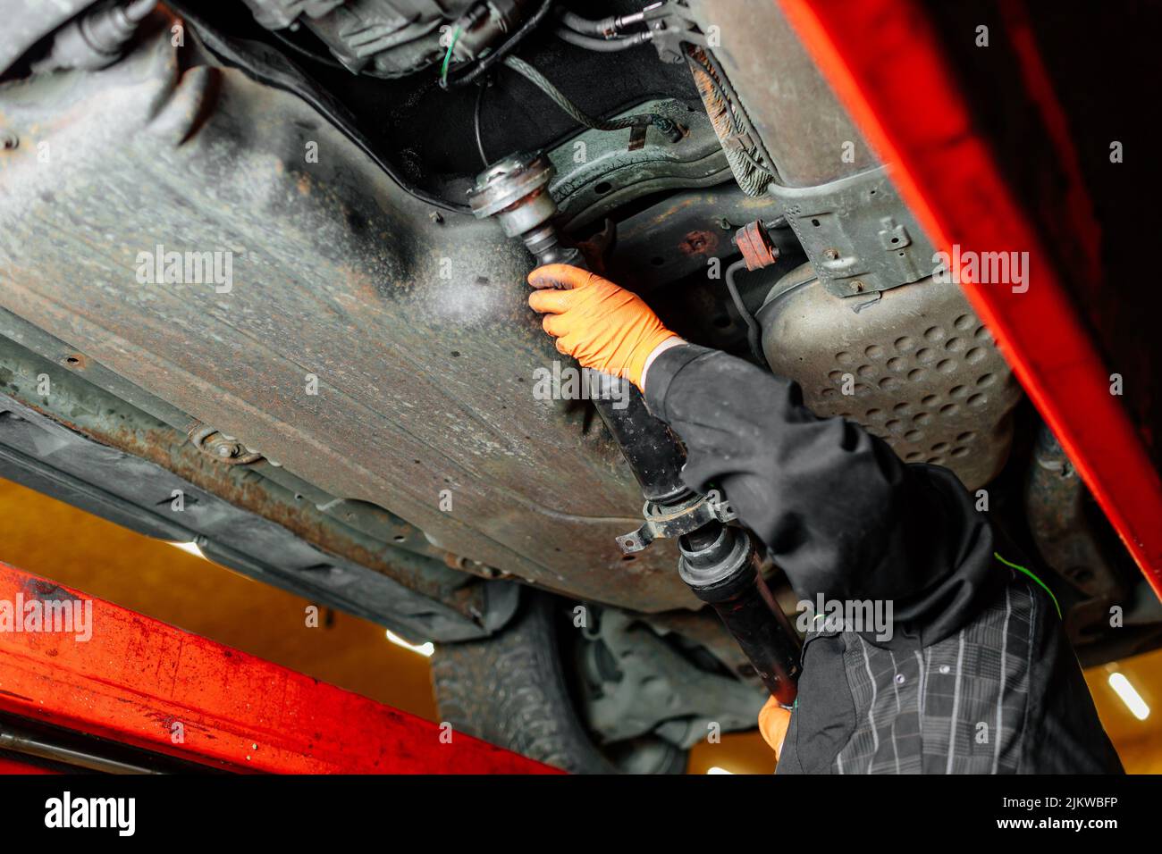 Kfz-Mechaniker arbeiten und Reparatur Auto, Auto-Reparatur, Service-Center Stockfoto