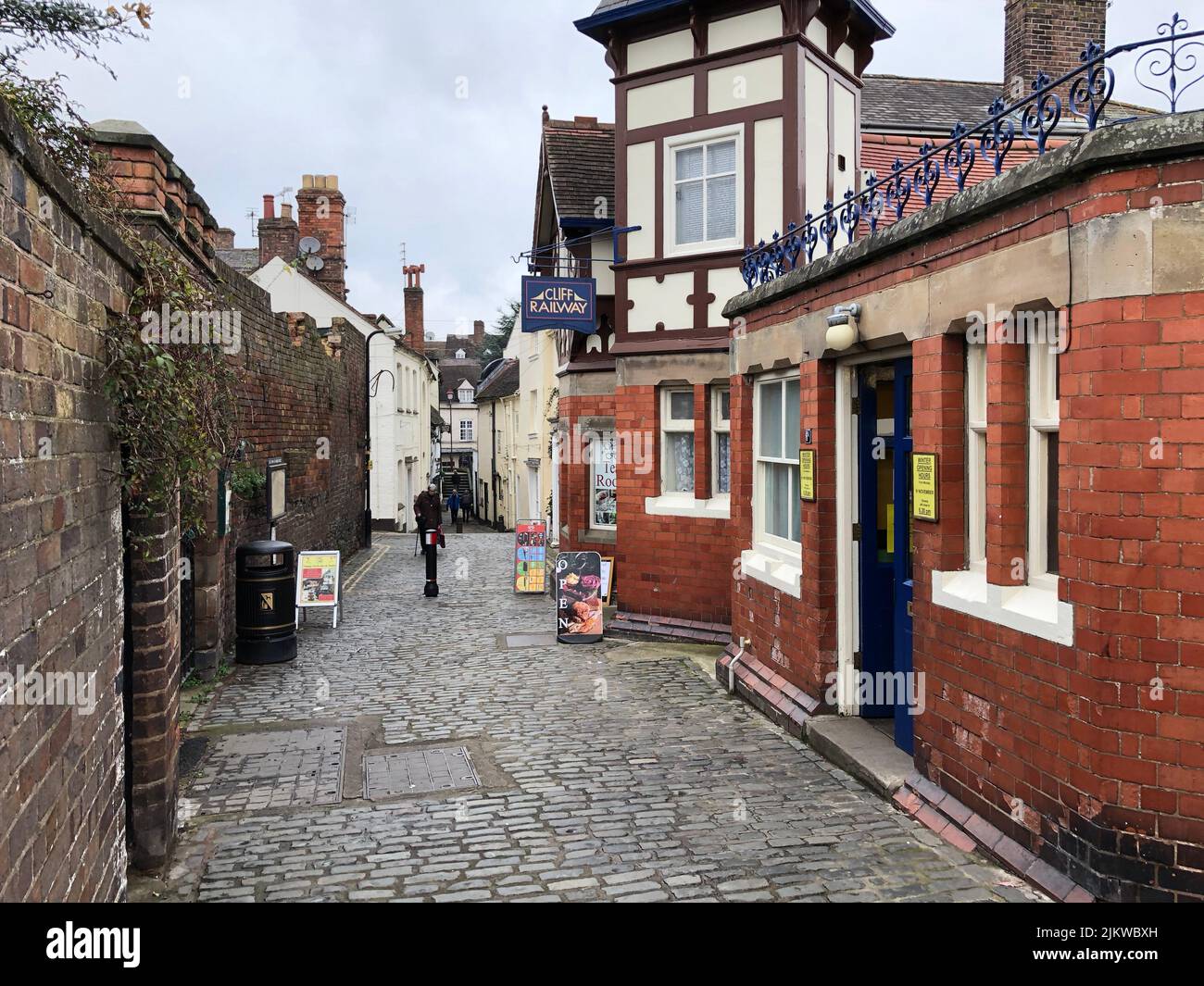 Ein schöner Blick auf die historischen Gebäude und die enge Straße in Bridgnorth, West Midlands, England Stockfoto