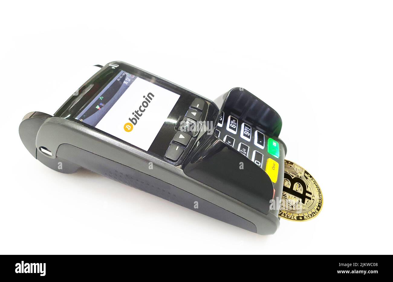 Ein Kassenterminal mit einer Bitcoin-Münze, isoliert auf weißem Hintergrund - Zahlen Sie mit Bitcoin Stockfoto