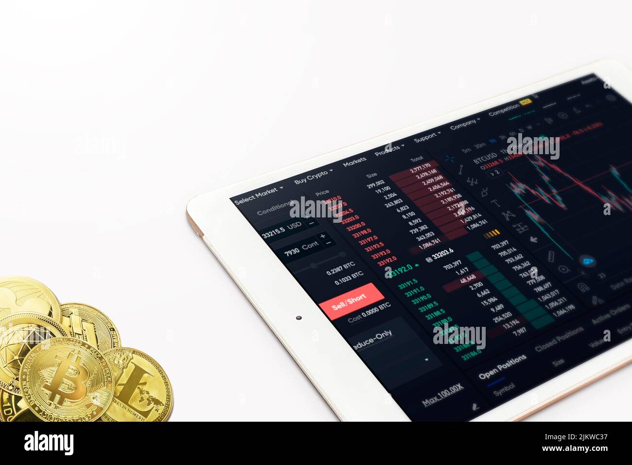 Ein Bildschirm mit Bitcoin Trading Forex Graph und vielen goldenen Bicoin Münzen isoliert auf weißem Hintergrund Stockfoto