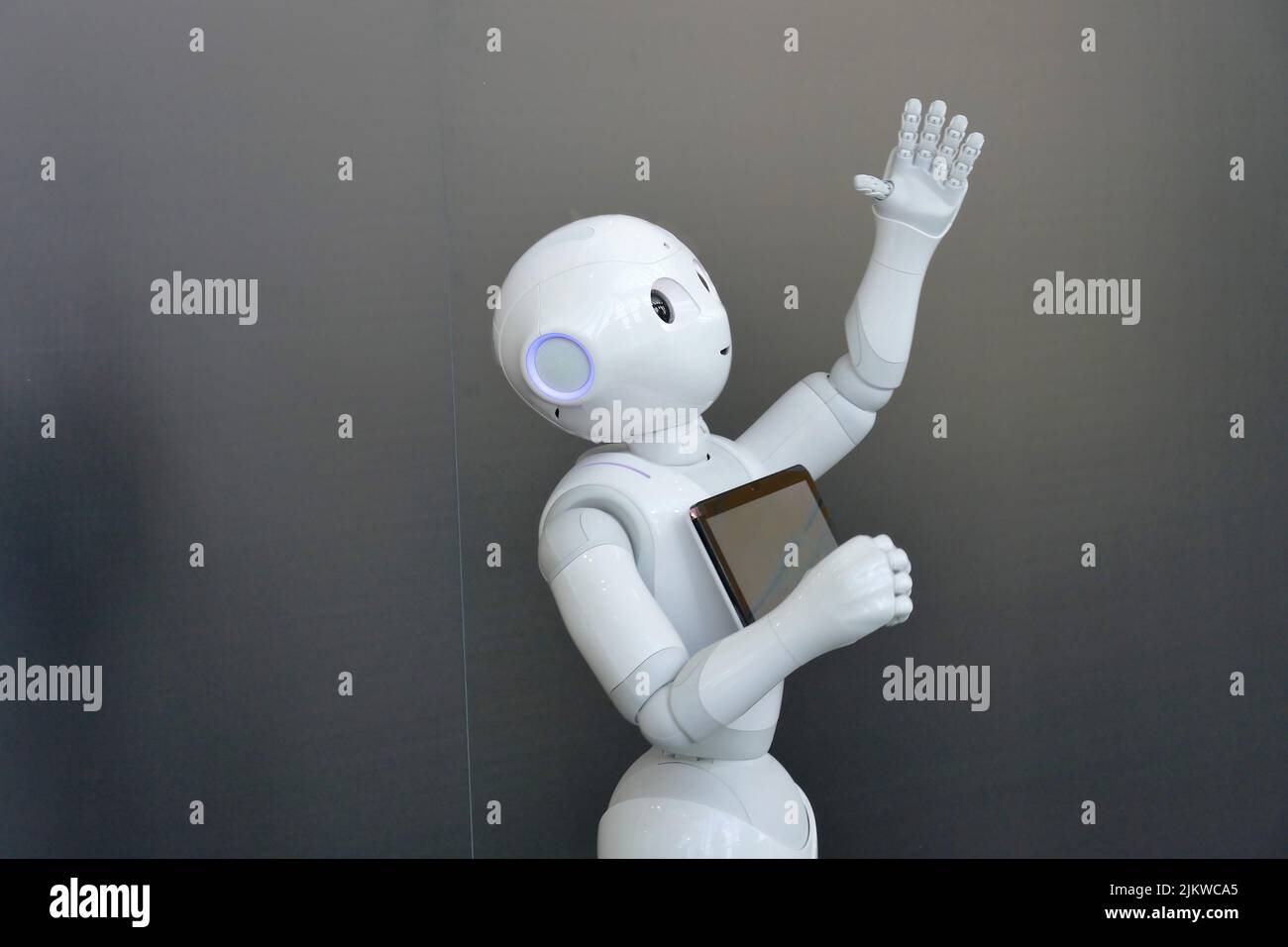 Pepper sozialer humanoider Roboter, optimiert für die menschliche Interaktion durch Konversation und seinen Touchscreen Stockfoto