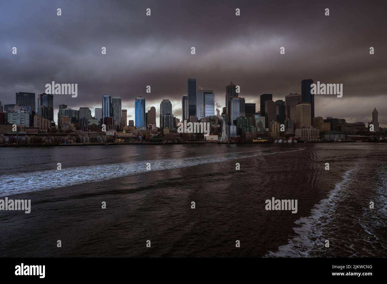 SKYLINE VON SEATTLE VON DER ELLIOTT BAY AUS MIT EINER BANK VON STURMWOLKEN UND EINER NACHBILDUNG IM WASSER Stockfoto