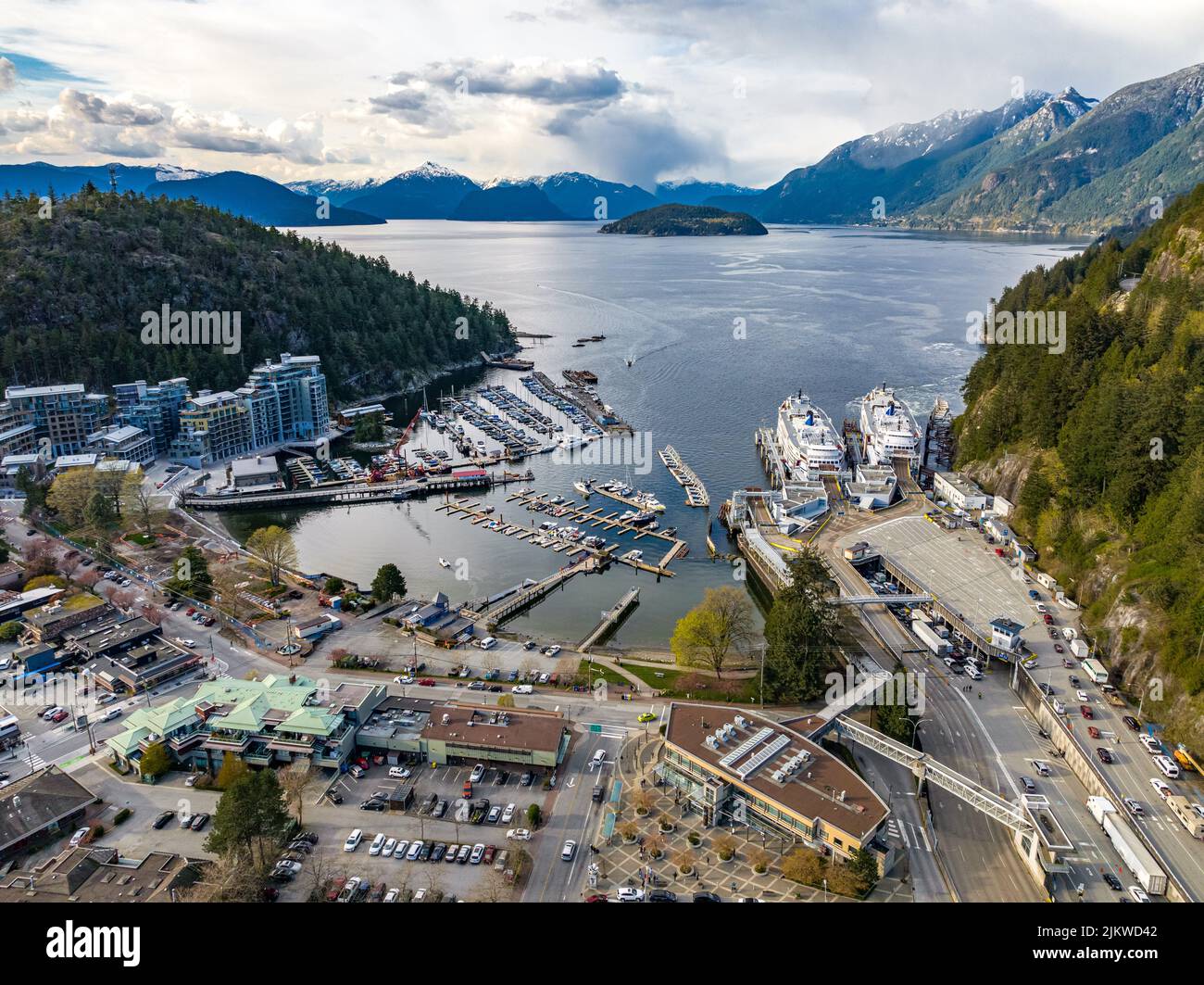 Eine Luftaufnahme der Stadt, des dichten Waldes und der festgetäuten Boote am Hafen von Horseshoe Bay, West Vancouver, British Columbia, Kanada Stockfoto