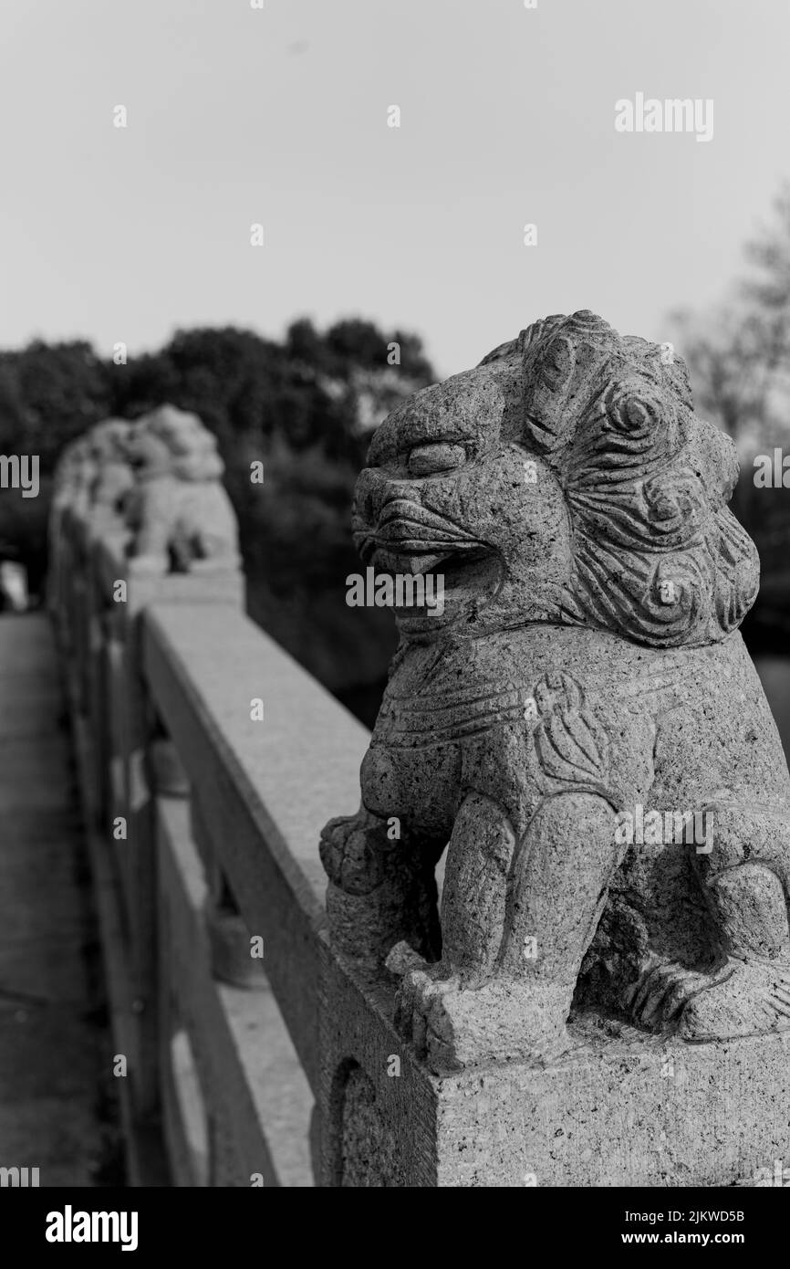 Der alte lebendige Steinlöwe auf der Brücke in Peking, China in Schwarz und Weiß Stockfoto