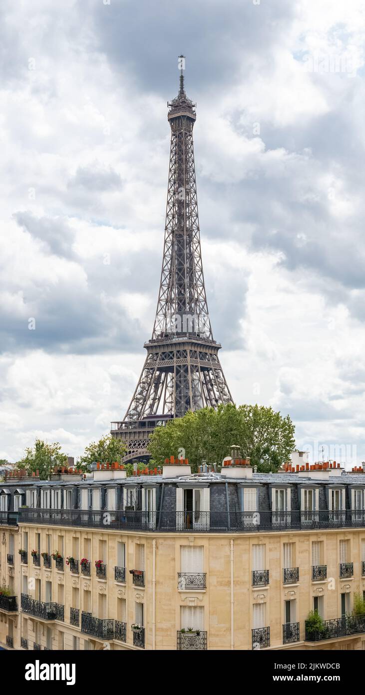 Paris, der Eiffelturm, ein wunderschönes Denkmal und ein typisches Gebäude Stockfoto